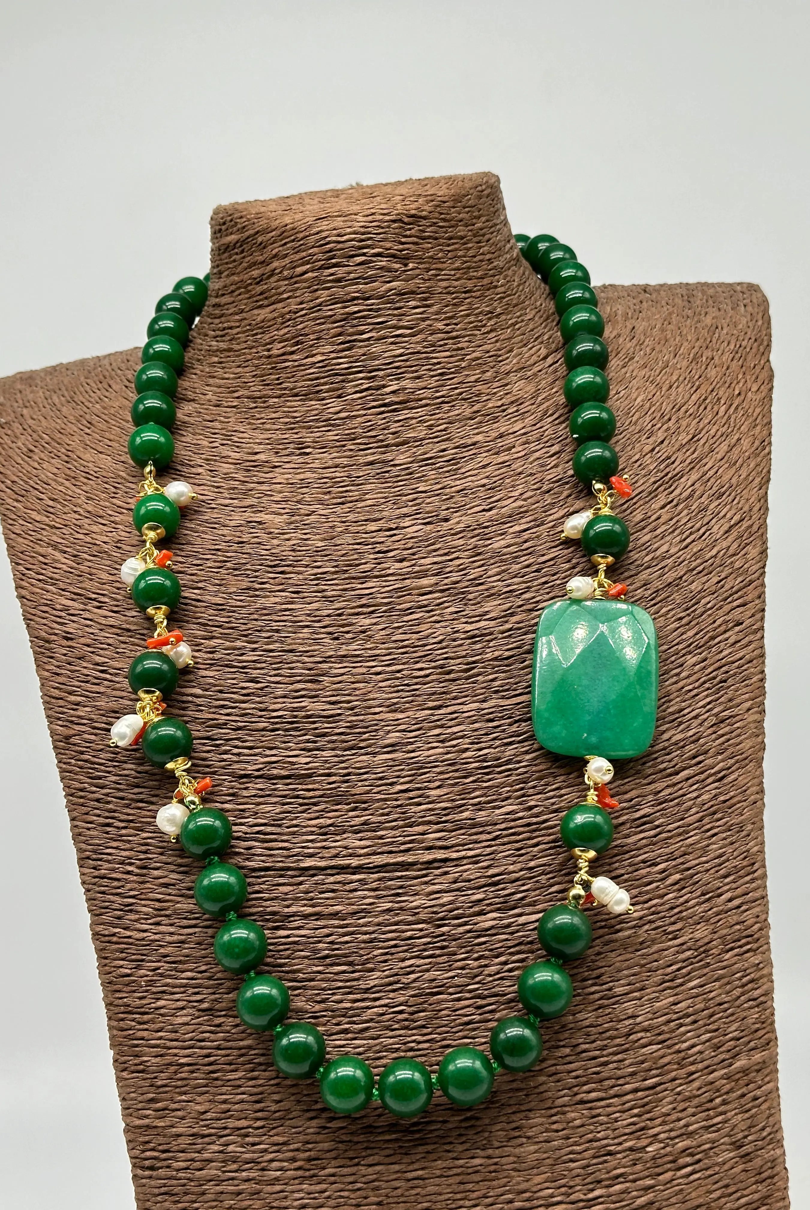 Collana Artigianale Pietre Verde, Corallo e Perle bianche V.3 DD CERAMICHE SICILIANE