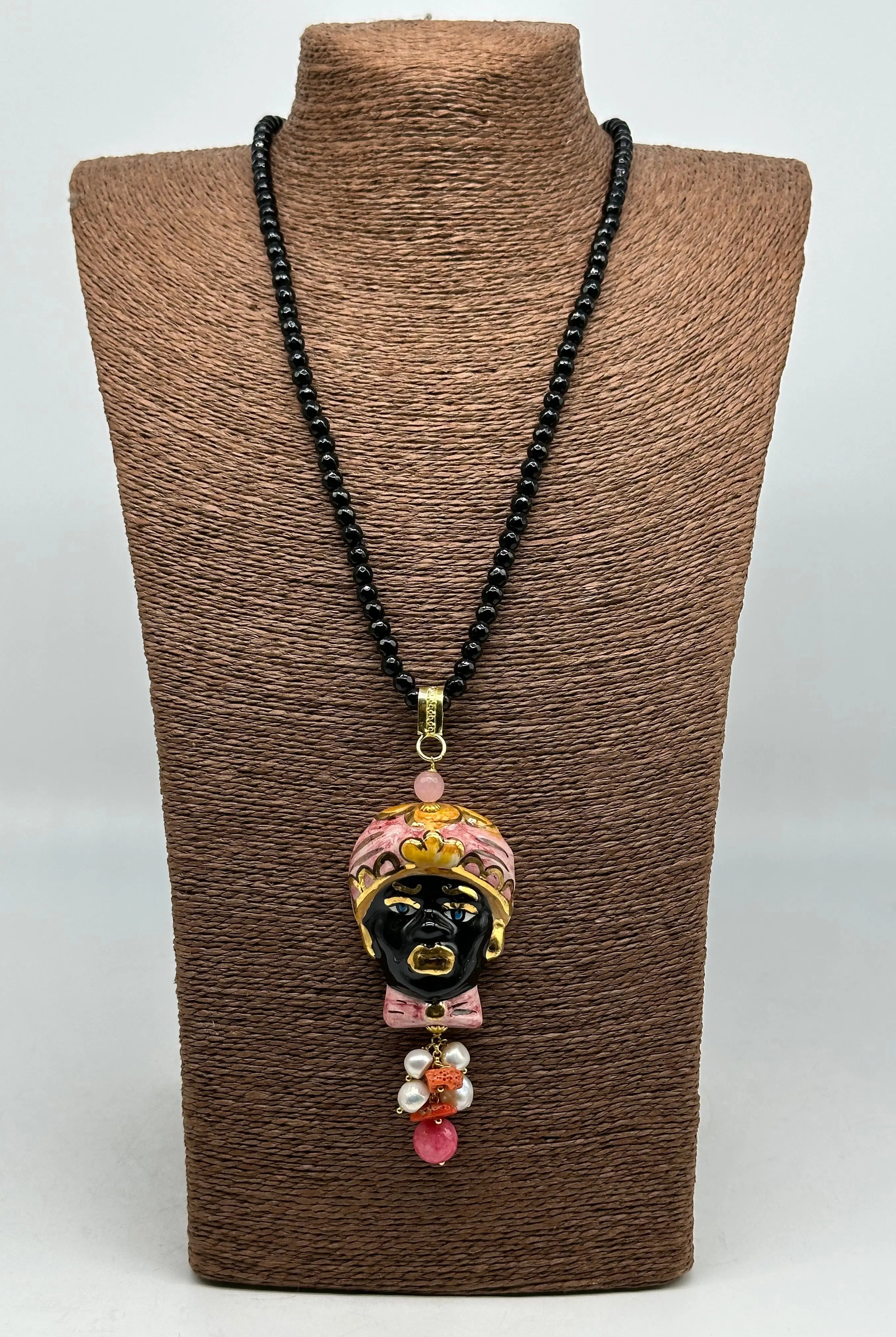 Collana di pietre nere Testa di Moro Ceramica di Caltagirone Turbante Rosa Decorato DD CERAMICHE SICILIANE