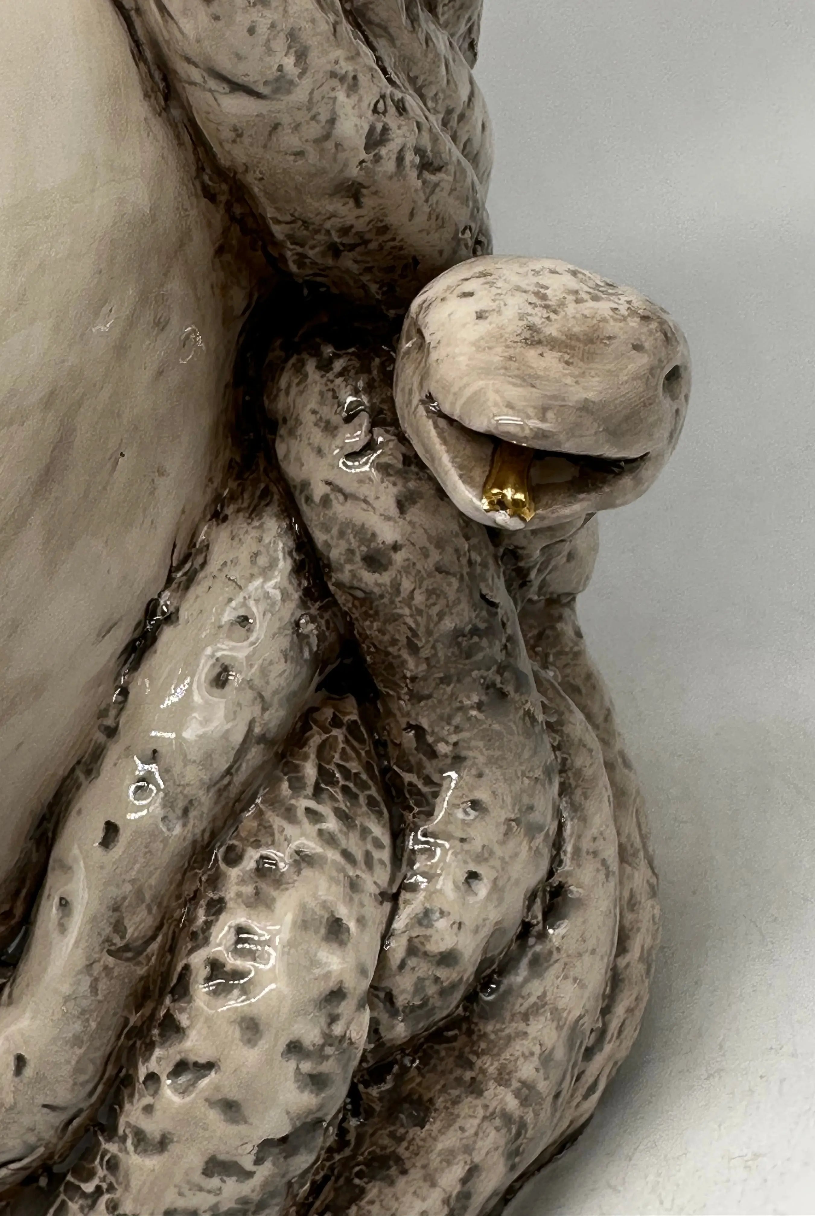 Testa Mitologica Medusa Ceramica Caltagirone cm H.38 L.25 Artigianale Écru dettagli Oro DD CERAMICHE SICILIANE