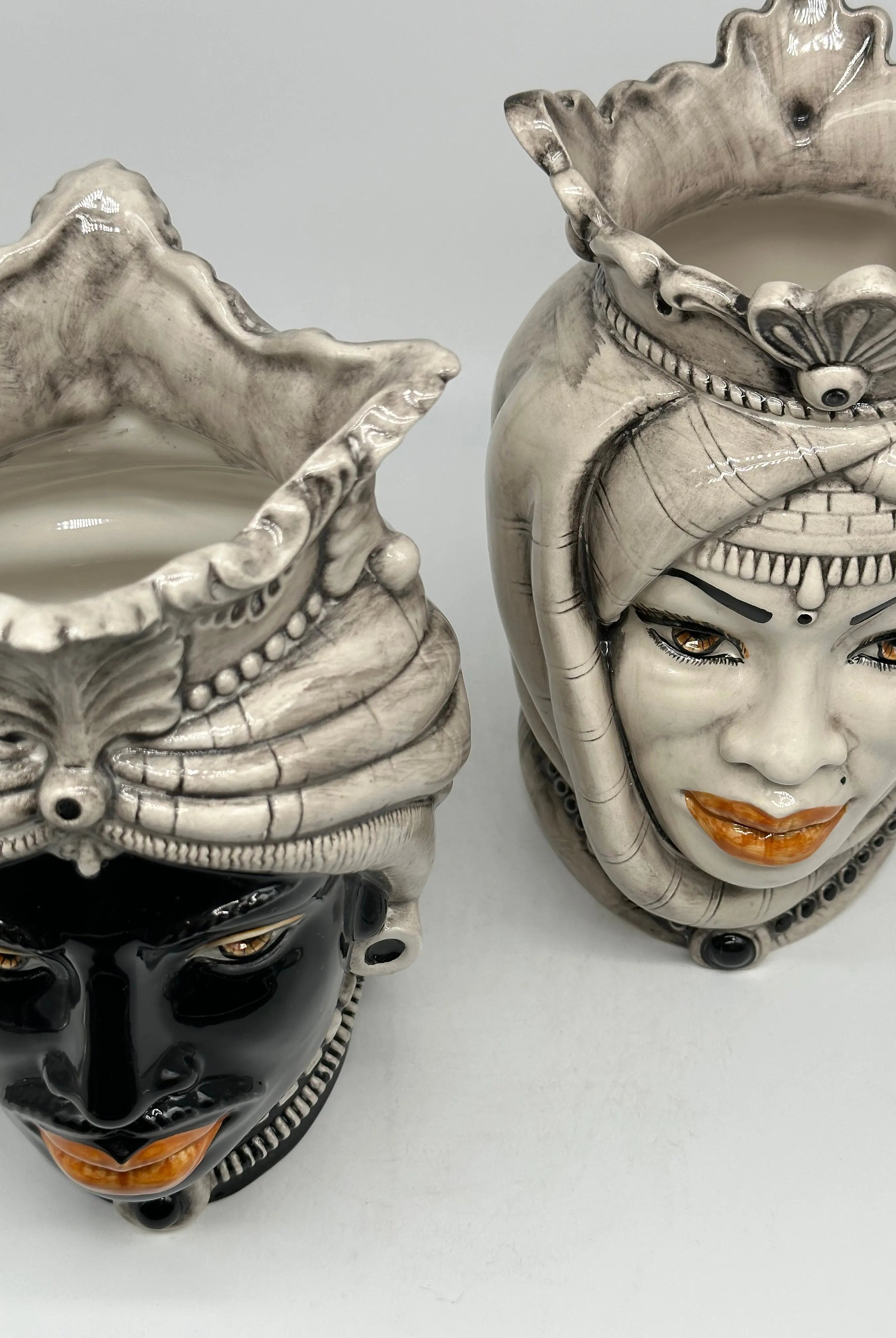 Teste di Moro Afro Ceramica Caltagirone cm H.25 L.17 Artigianale Écru Visi Decorati DD CERAMICHE SICILIANE