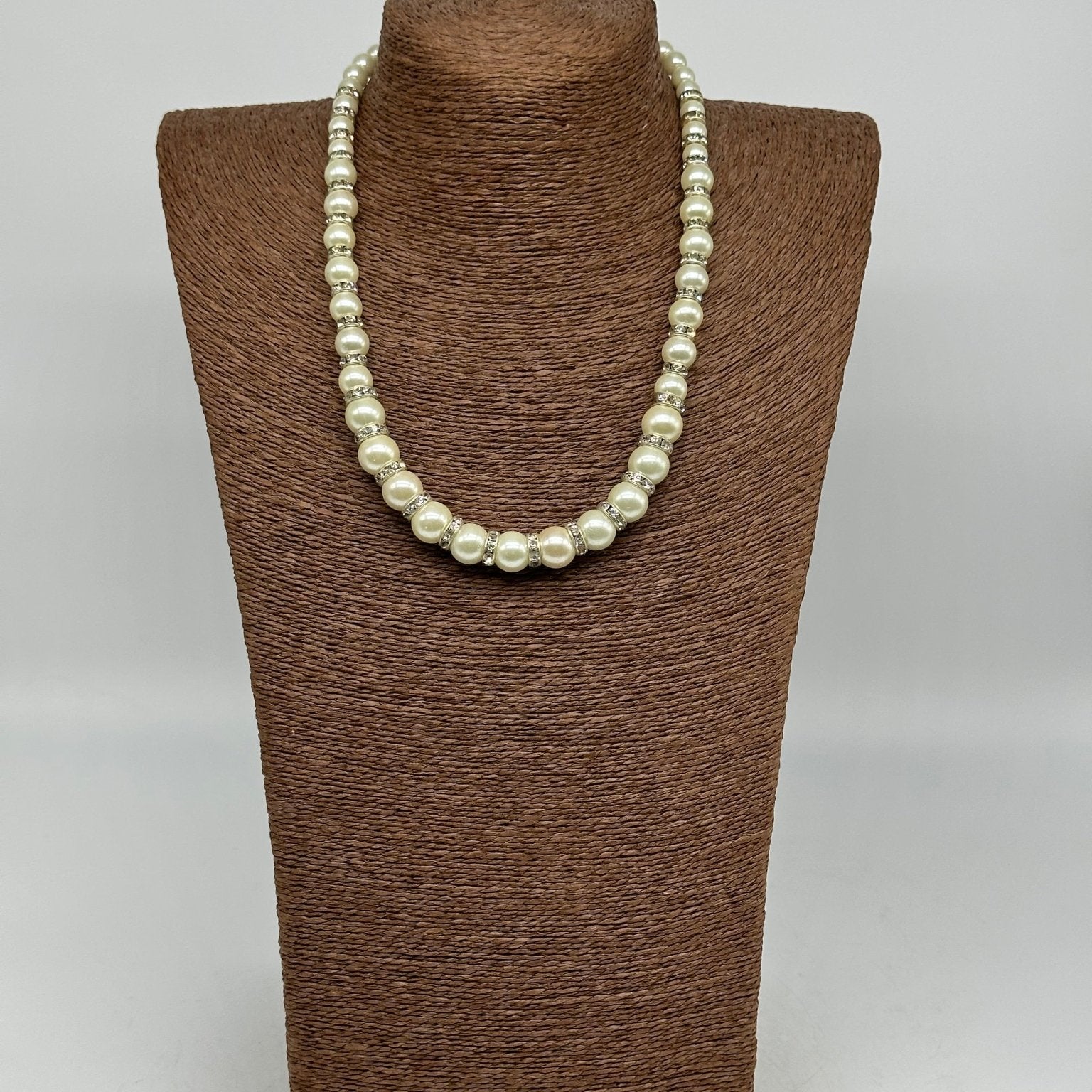 Collana Artigianale Perle Bianche e Brillantini - DD CERAMICHE SICILIANE