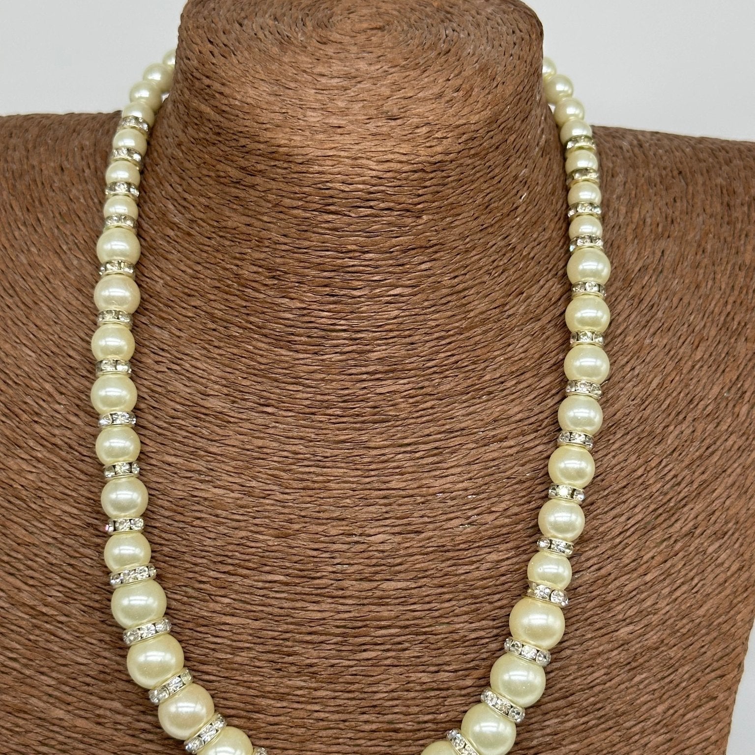 Collana Artigianale Perle Bianche e Brillantini - DD CERAMICHE SICILIANE