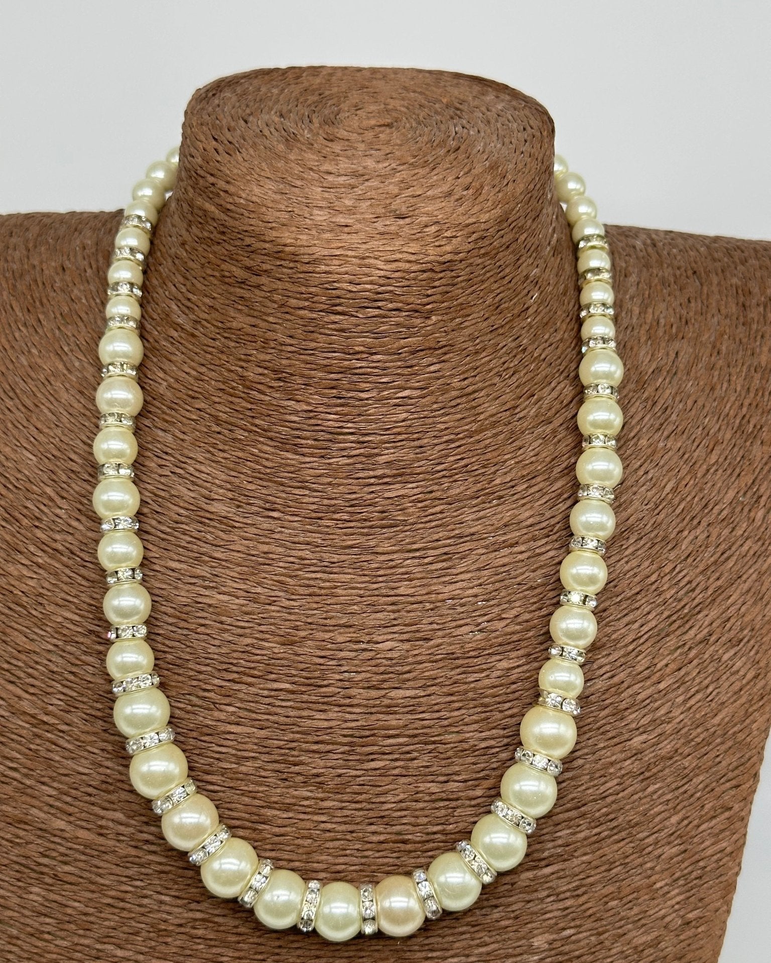 Collana Artigianale Perle Bianche e Brillantini - DD CERAMICHE SICILIANE