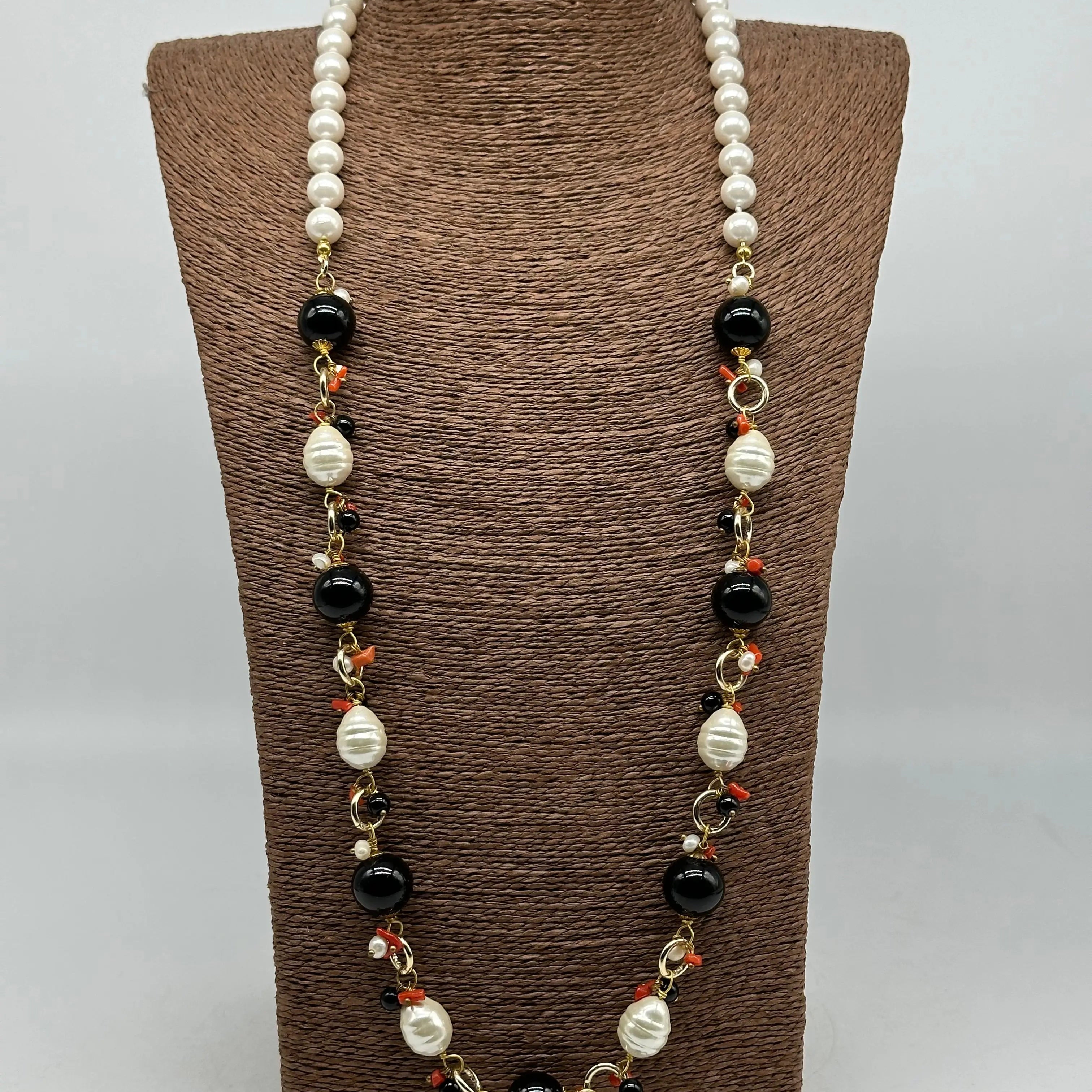 Collana Artigianale Pietre Nero, Corallo e Perle bianche DD CERAMICHE SICILIANE