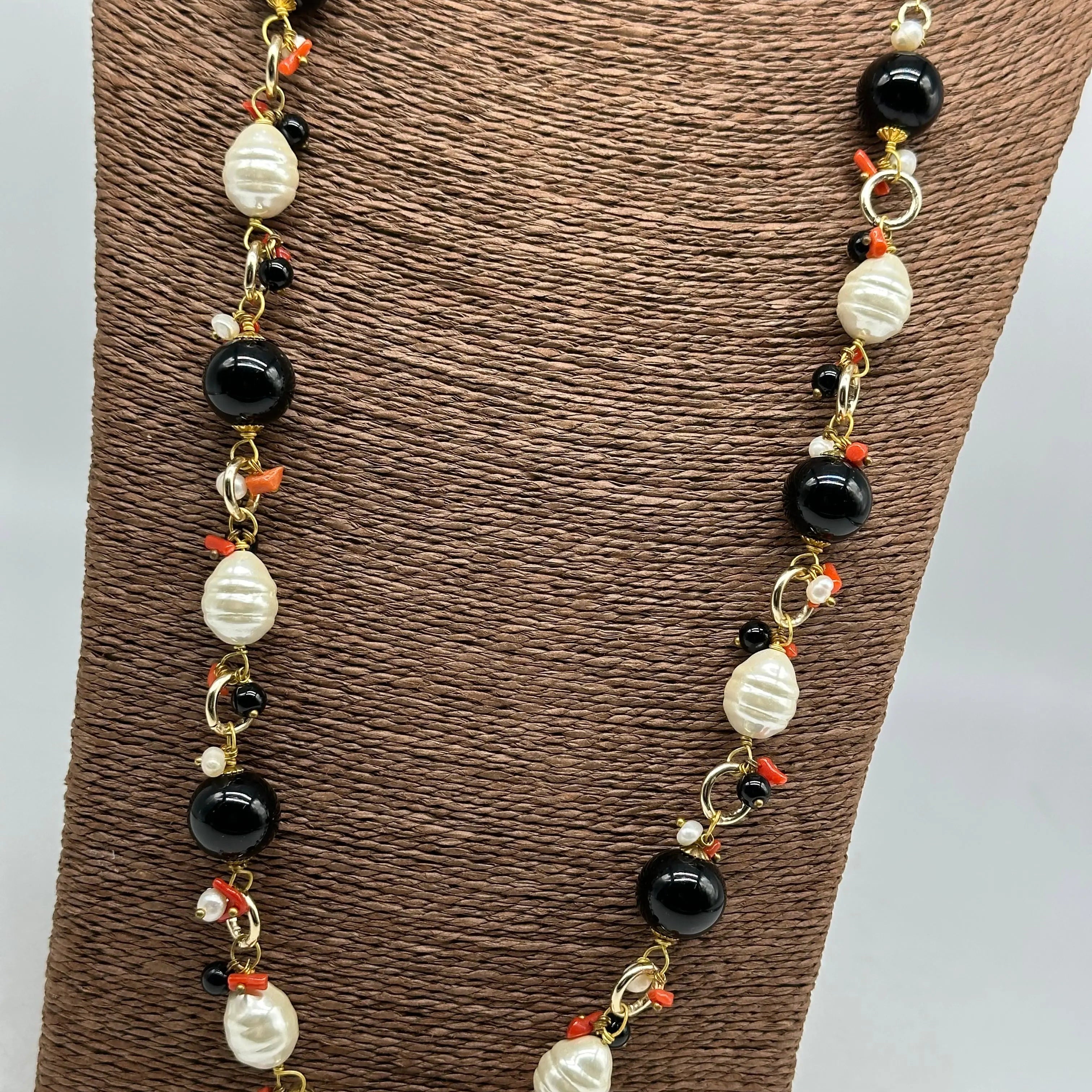 Collana Artigianale Pietre Nero, Corallo e Perle bianche DD CERAMICHE SICILIANE