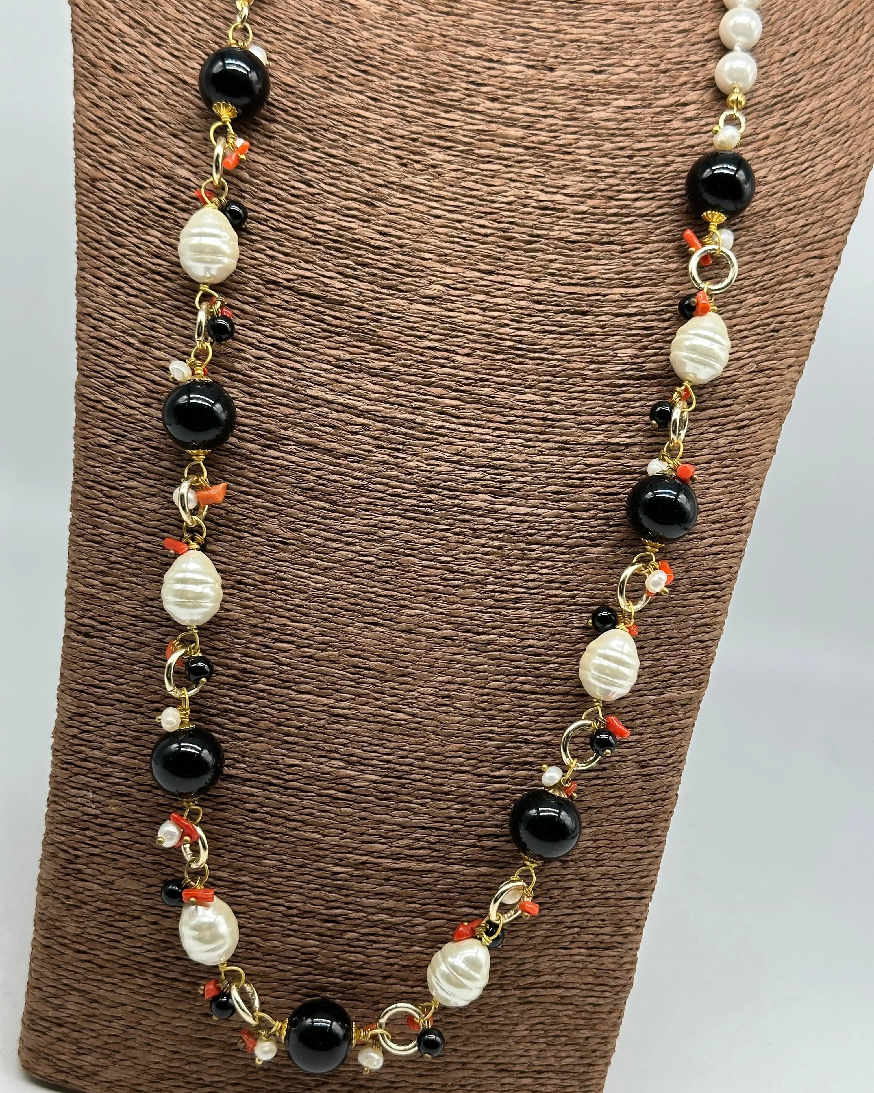 Collana Artigianale Pietre Nero, Corallo e Perle bianche DD CERAMICHE SICILIANE
