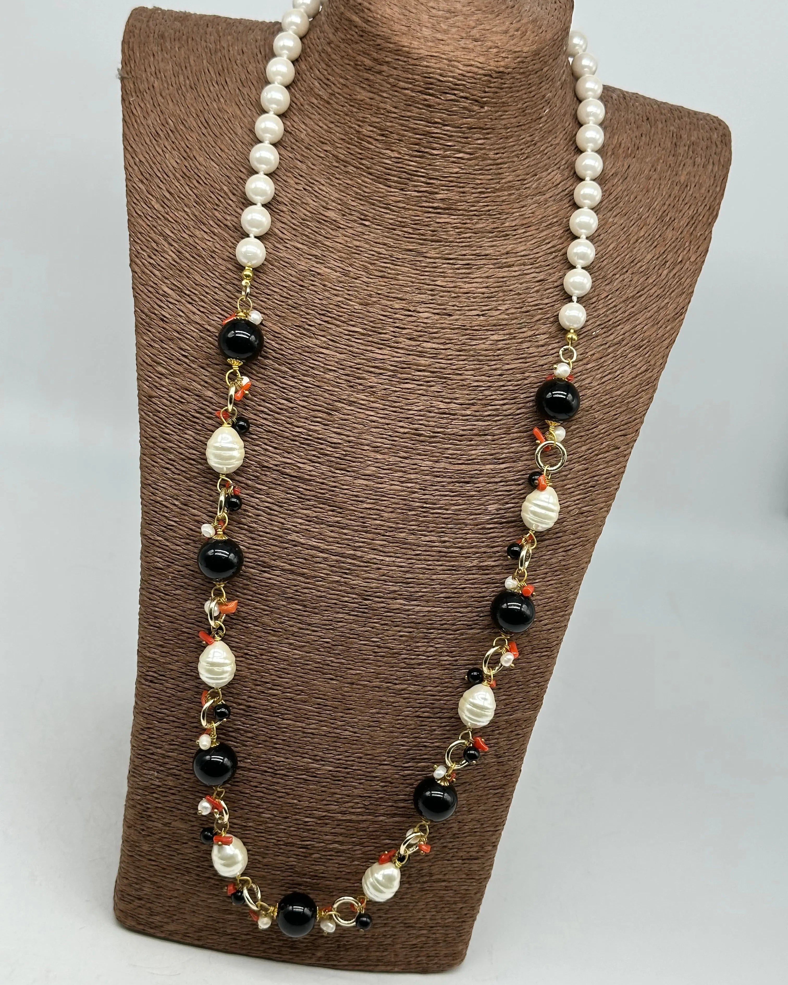 Collana Artigianale Pietre Nero, Corallo e Perle bianche DD CERAMICHE SICILIANE