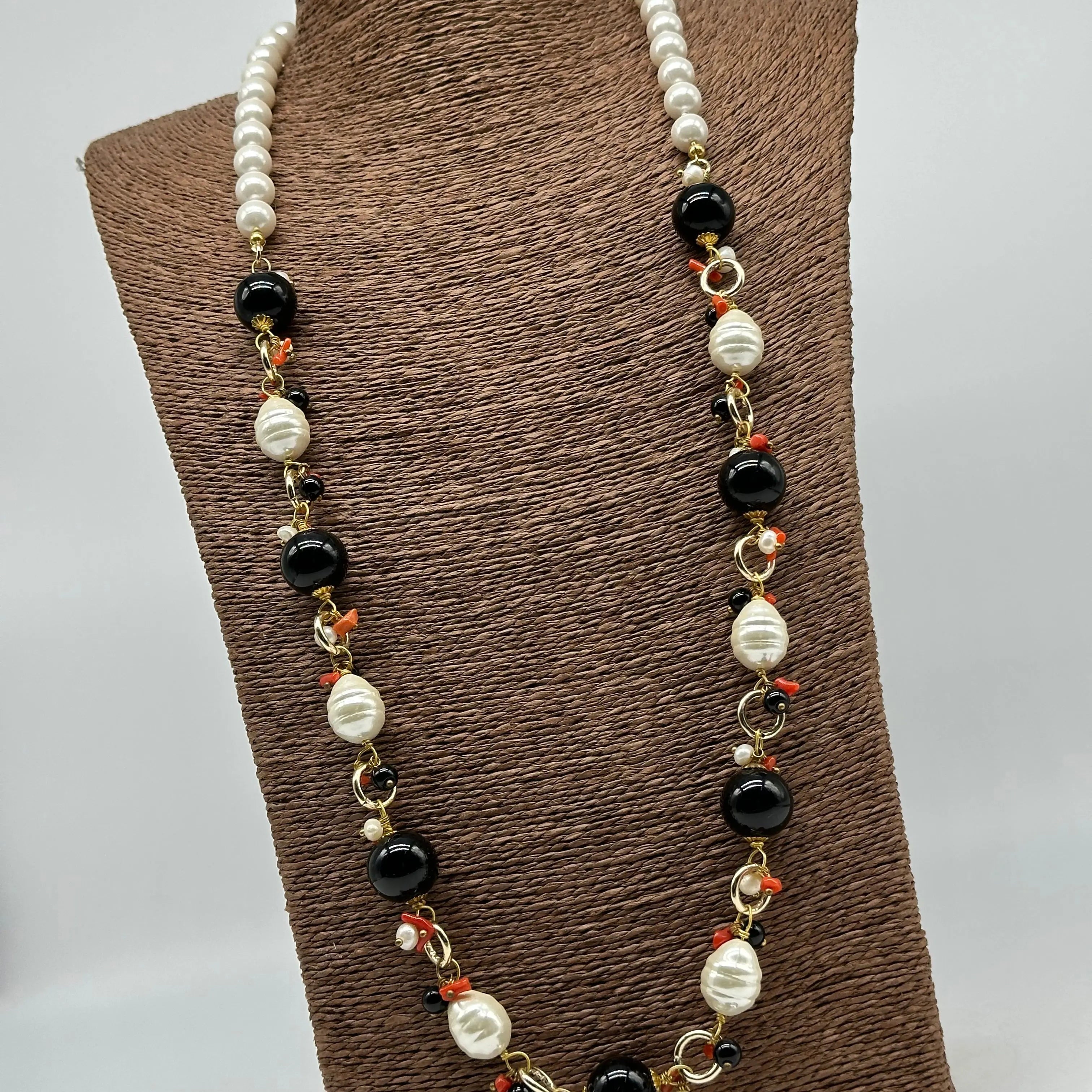 Collana Artigianale Pietre Nero, Corallo e Perle bianche DD CERAMICHE SICILIANE