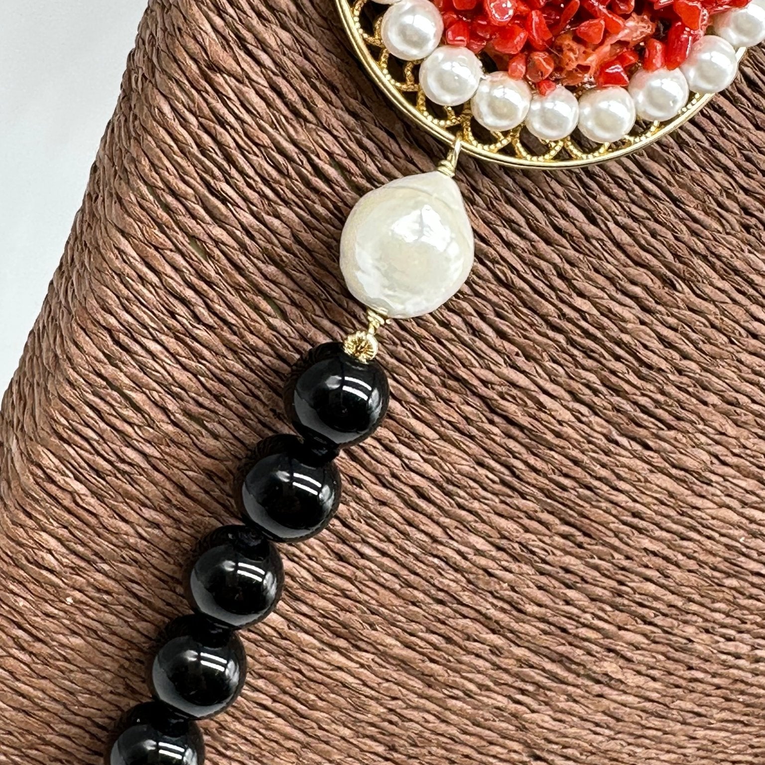 Collana Ceramica di Caltagirone Medaglione Corallo e Perle - DD CERAMICHE SICILIANE