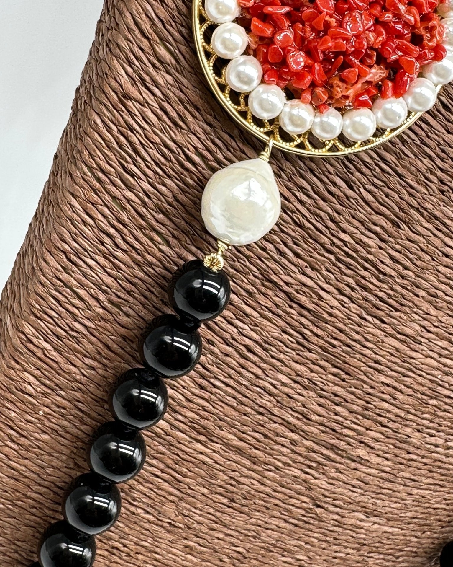 Collana Ceramica di Caltagirone Medaglione Corallo e Perle - DD CERAMICHE SICILIANE