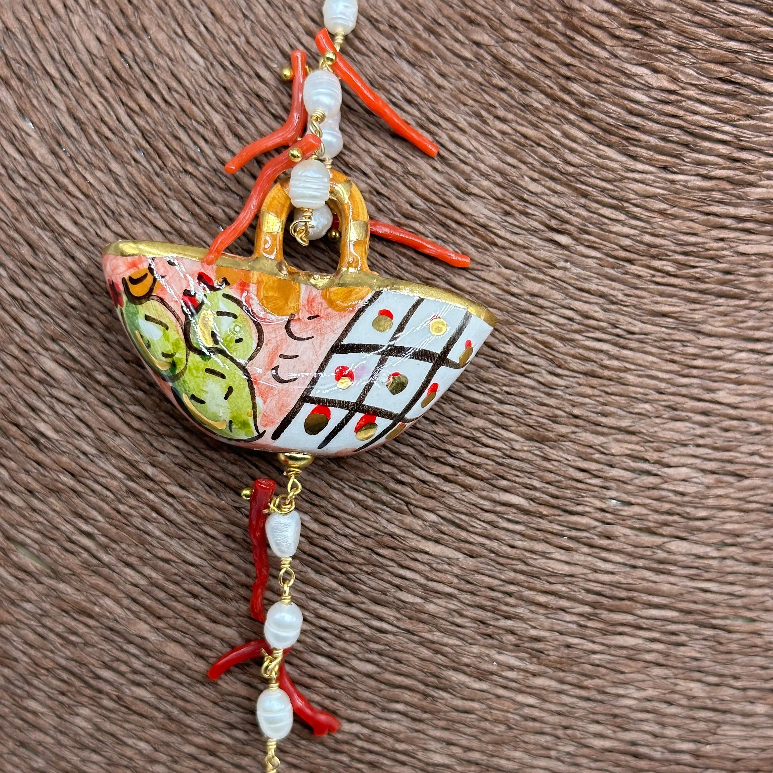 Collana Coffa Siciliana decorata Ceramica di Caltagirone, Perle e Corallo DD CERAMICHE SICILIANE