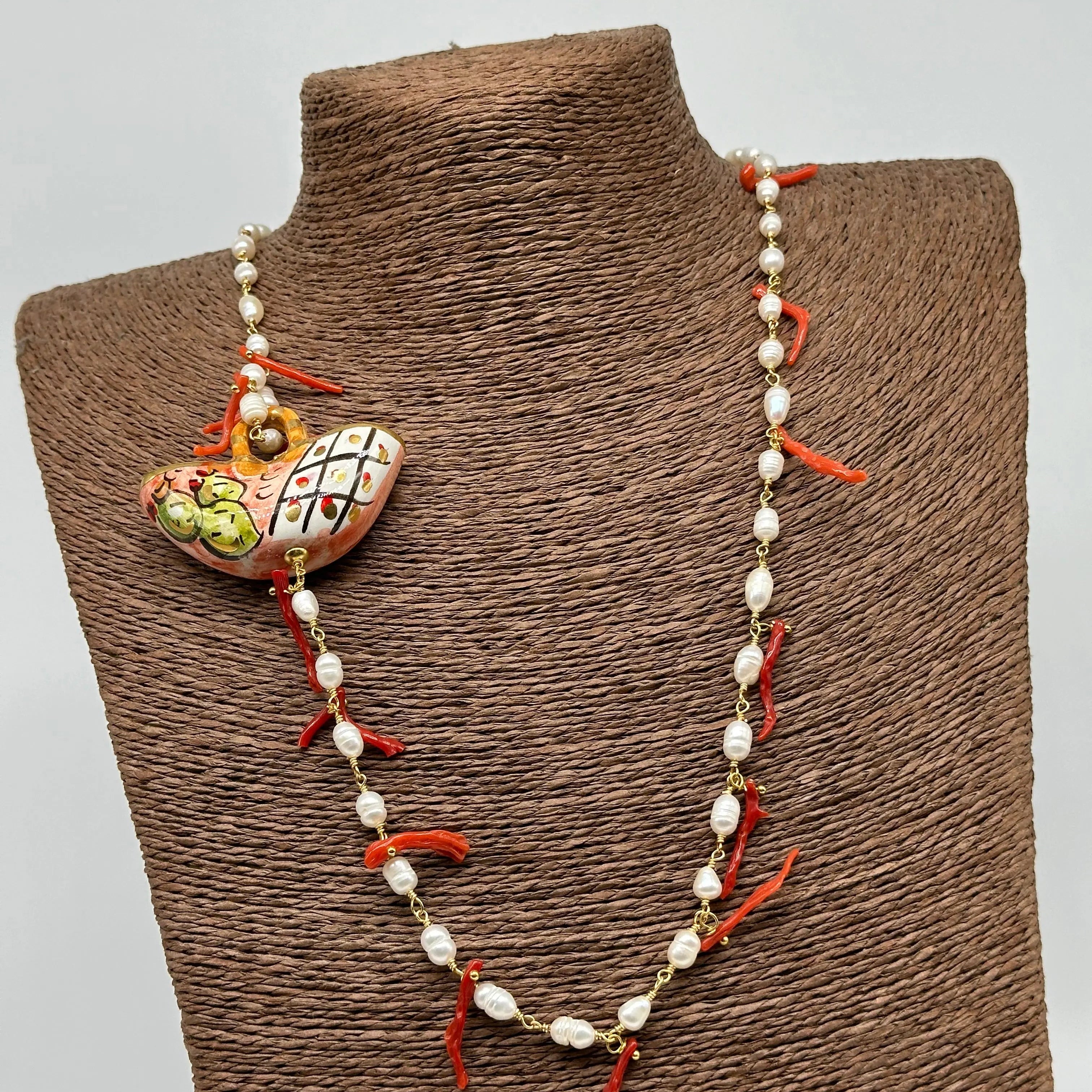 Collana Coffa Siciliana decorata Ceramica di Caltagirone, Perle e Corallo DD CERAMICHE SICILIANE