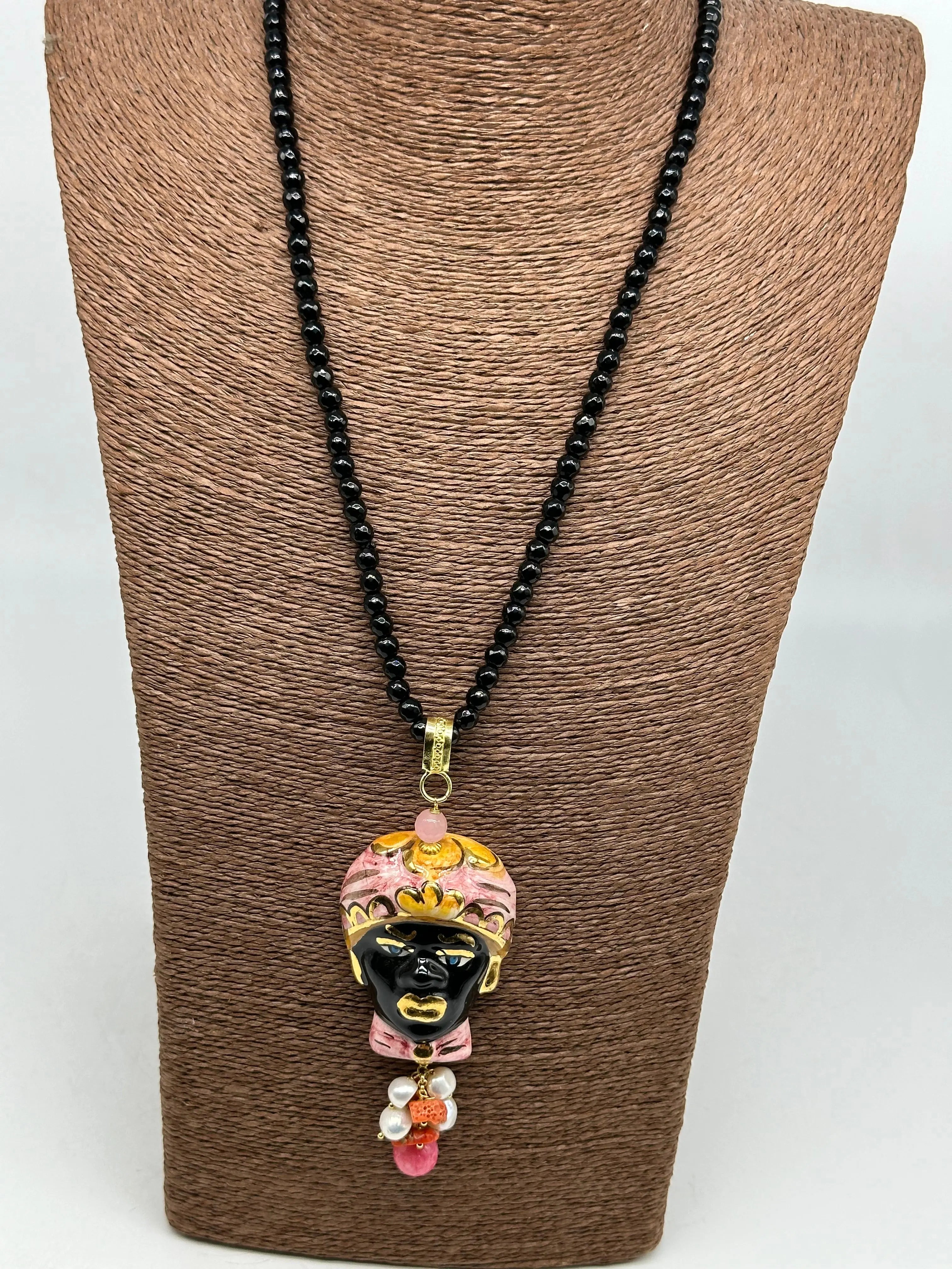 Collana di pietre nere Testa di Moro Ceramica di Caltagirone Turbante Rosa Decorato DD CERAMICHE SICILIANE