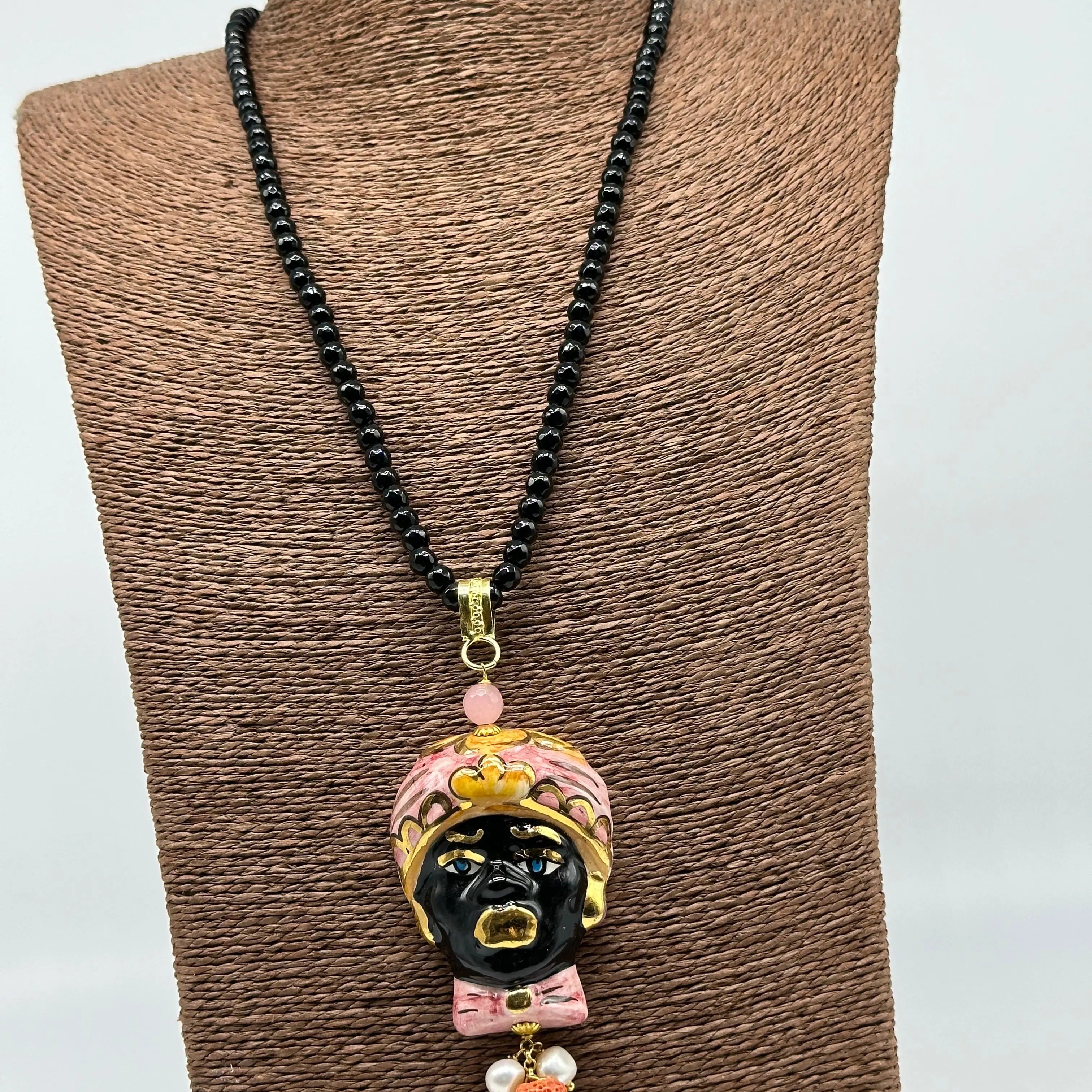 Collana di pietre nere Testa di Moro Ceramica di Caltagirone Turbante Rosa Decorato DD CERAMICHE SICILIANE