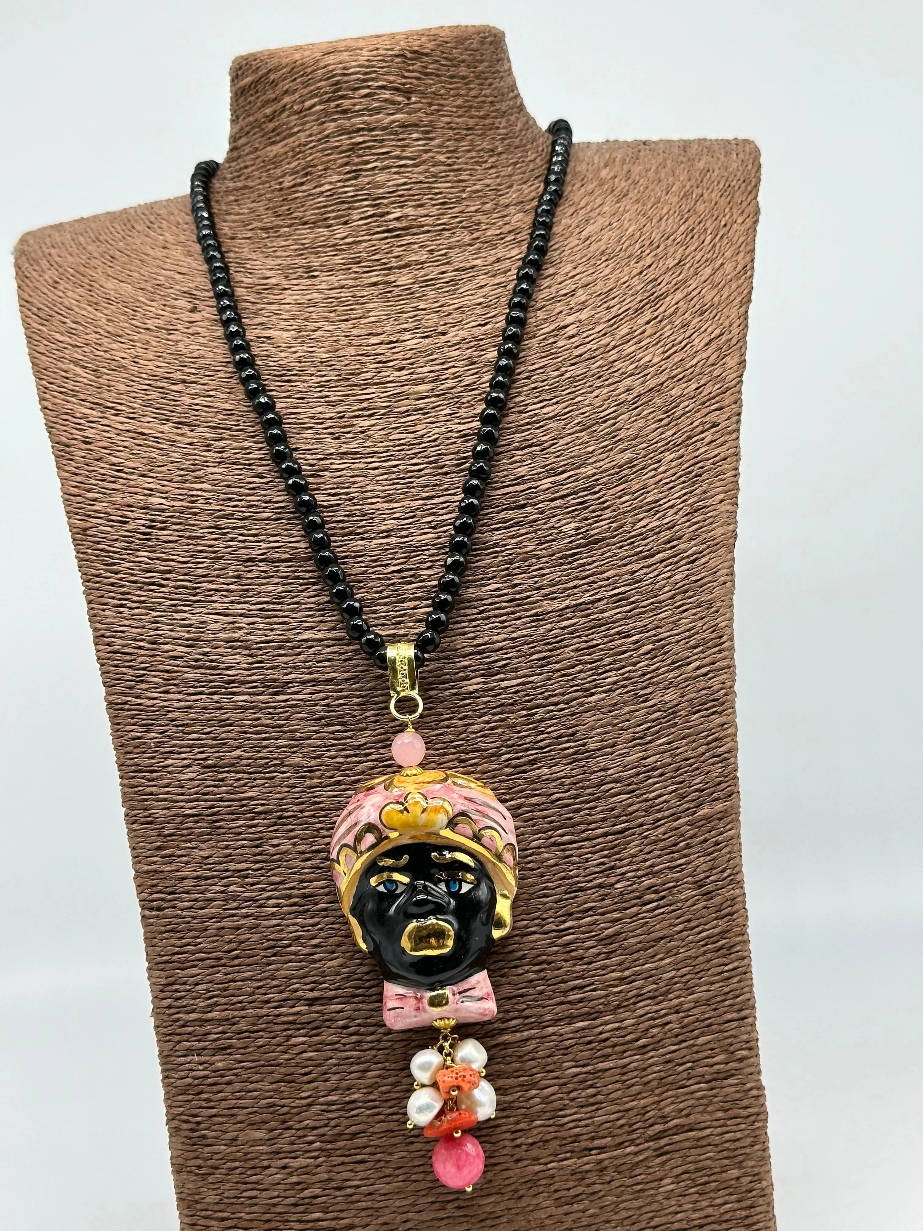Collana di pietre nere Testa di Moro Ceramica di Caltagirone Turbante Rosa Decorato DD CERAMICHE SICILIANE
