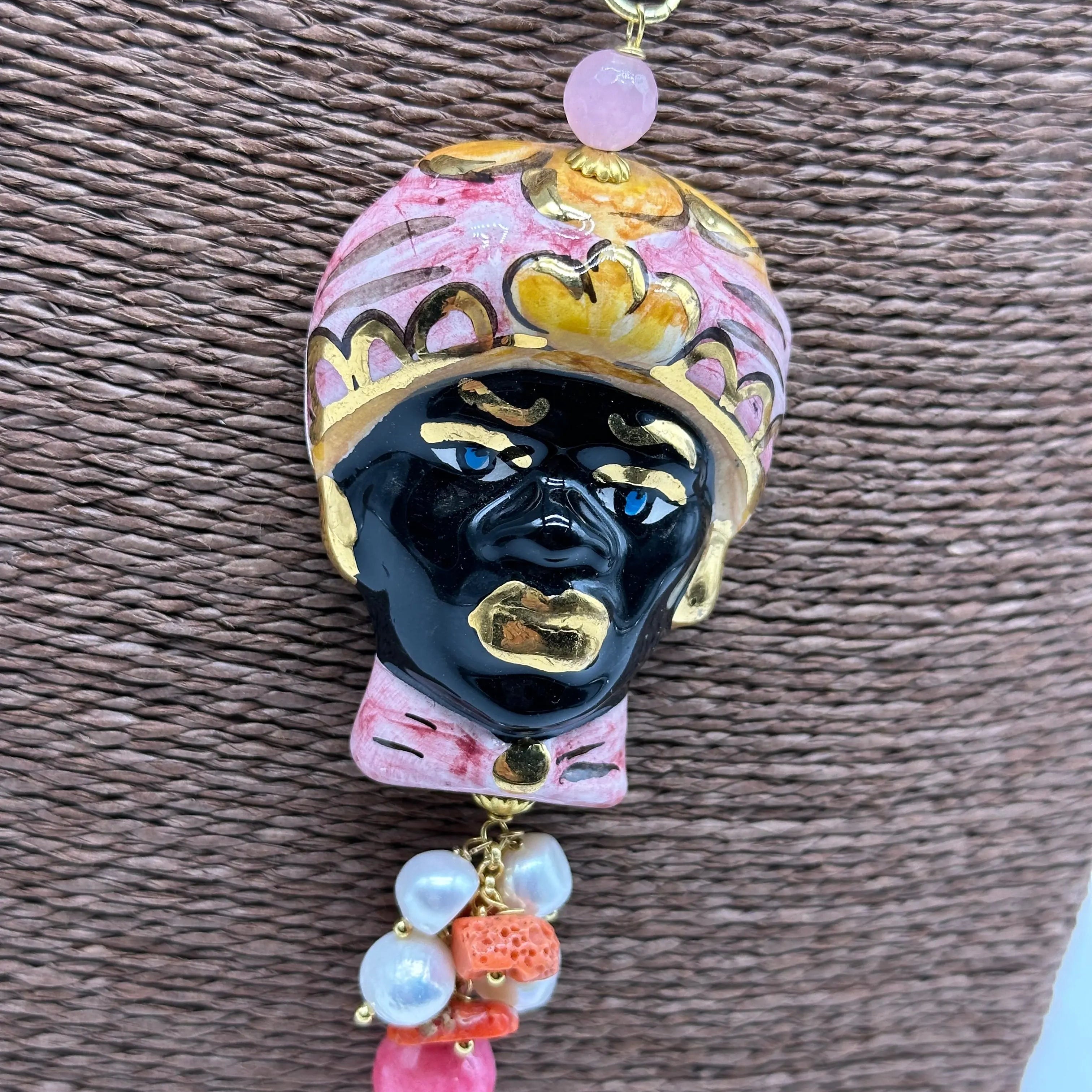 Collana di pietre nere Testa di Moro Ceramica di Caltagirone Turbante Rosa Decorato DD CERAMICHE SICILIANE