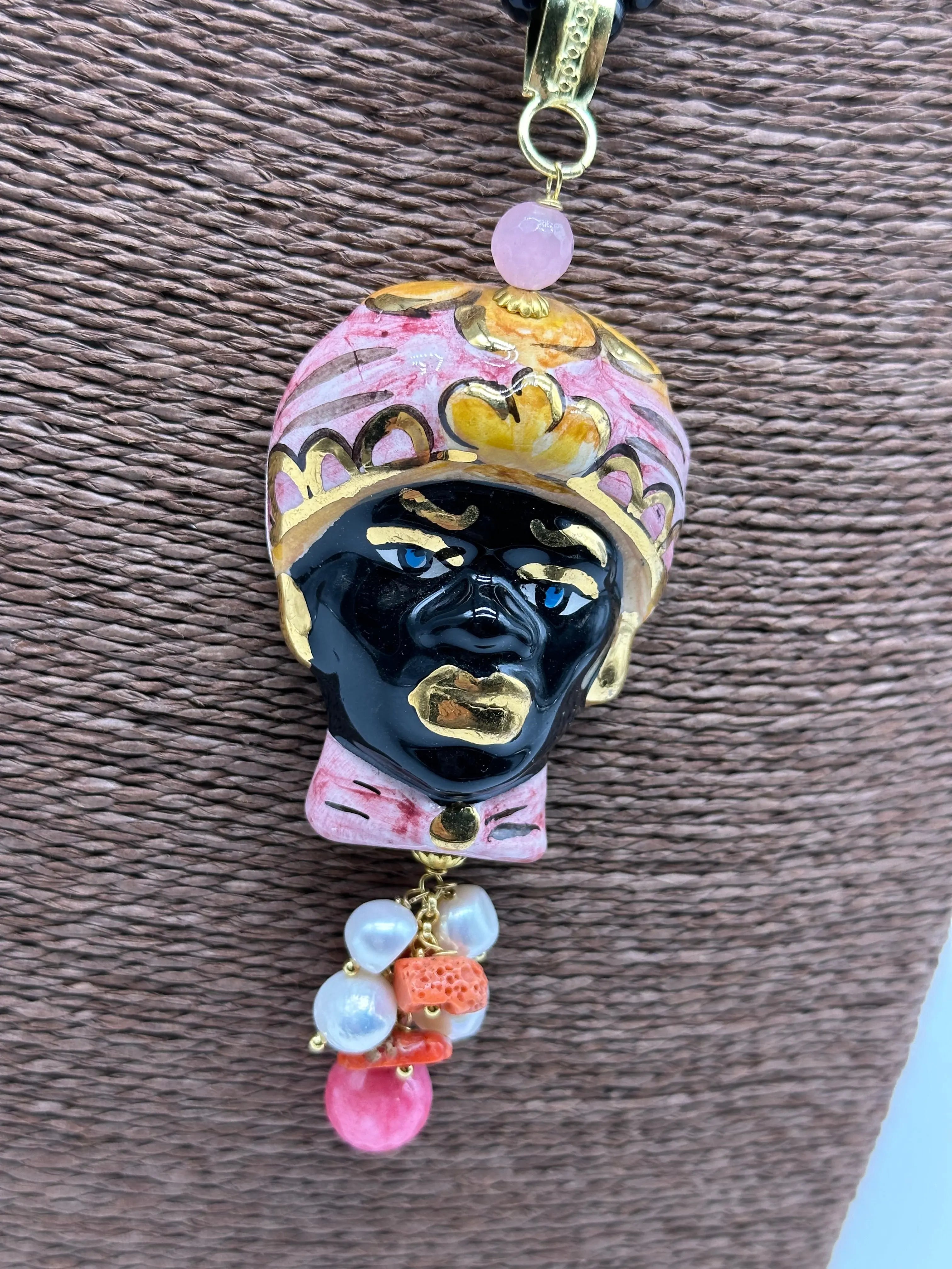 Collana di pietre nere Testa di Moro Ceramica di Caltagirone Turbante Rosa Decorato DD CERAMICHE SICILIANE