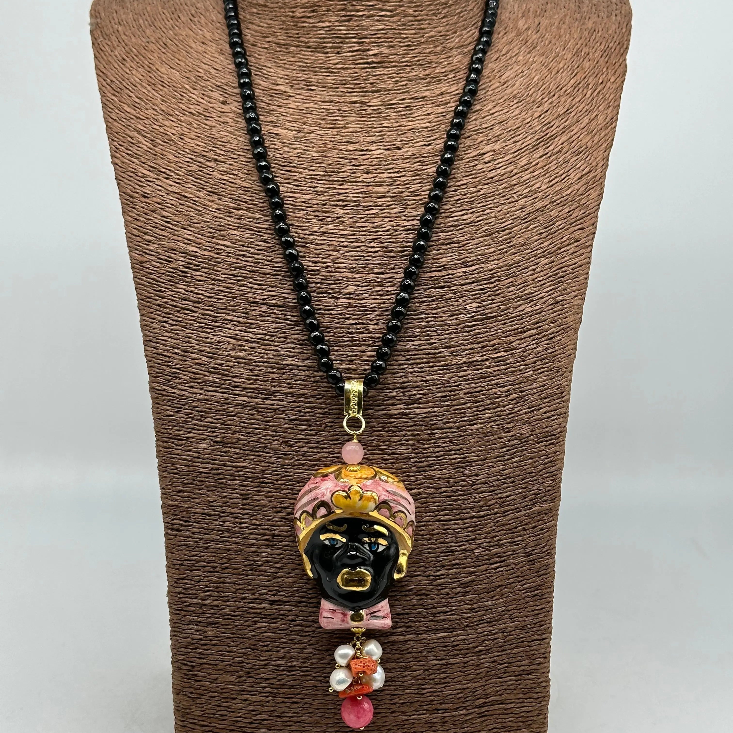 Collana di pietre nere Testa di Moro Ceramica di Caltagirone Turbante Rosa Decorato DD CERAMICHE SICILIANE