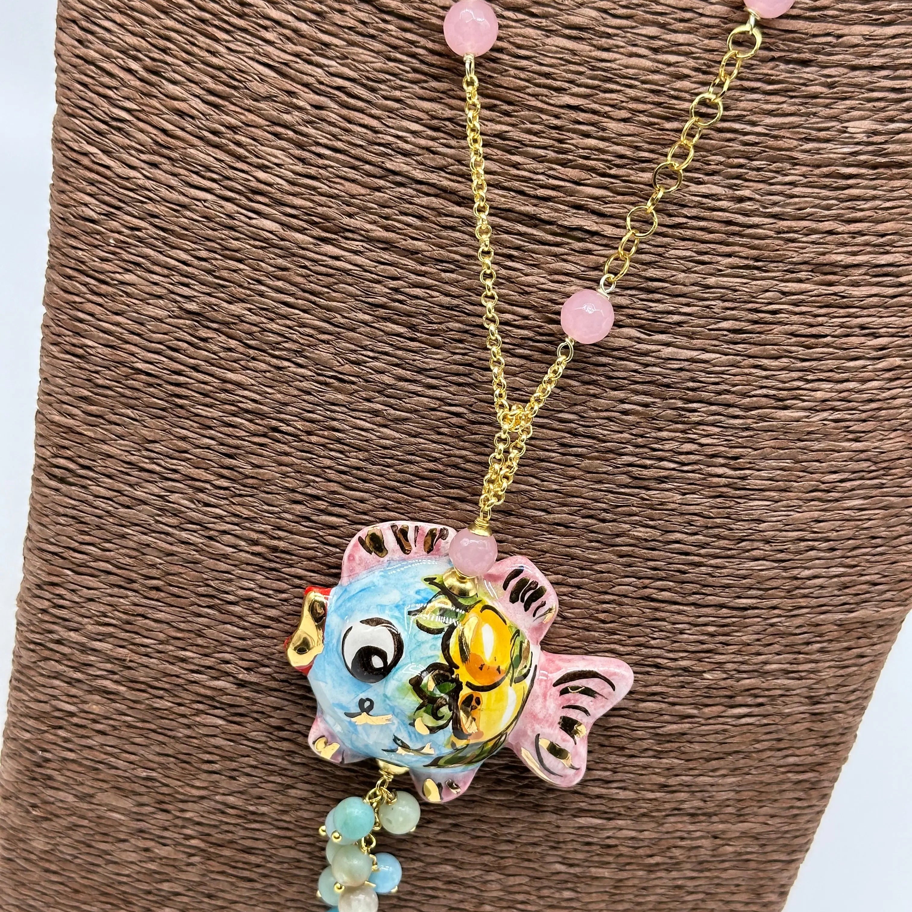 Collana Pesce in Ceramica di Caltagirone, pietre, catena dorata V.2 DD CERAMICHE SICILIANE