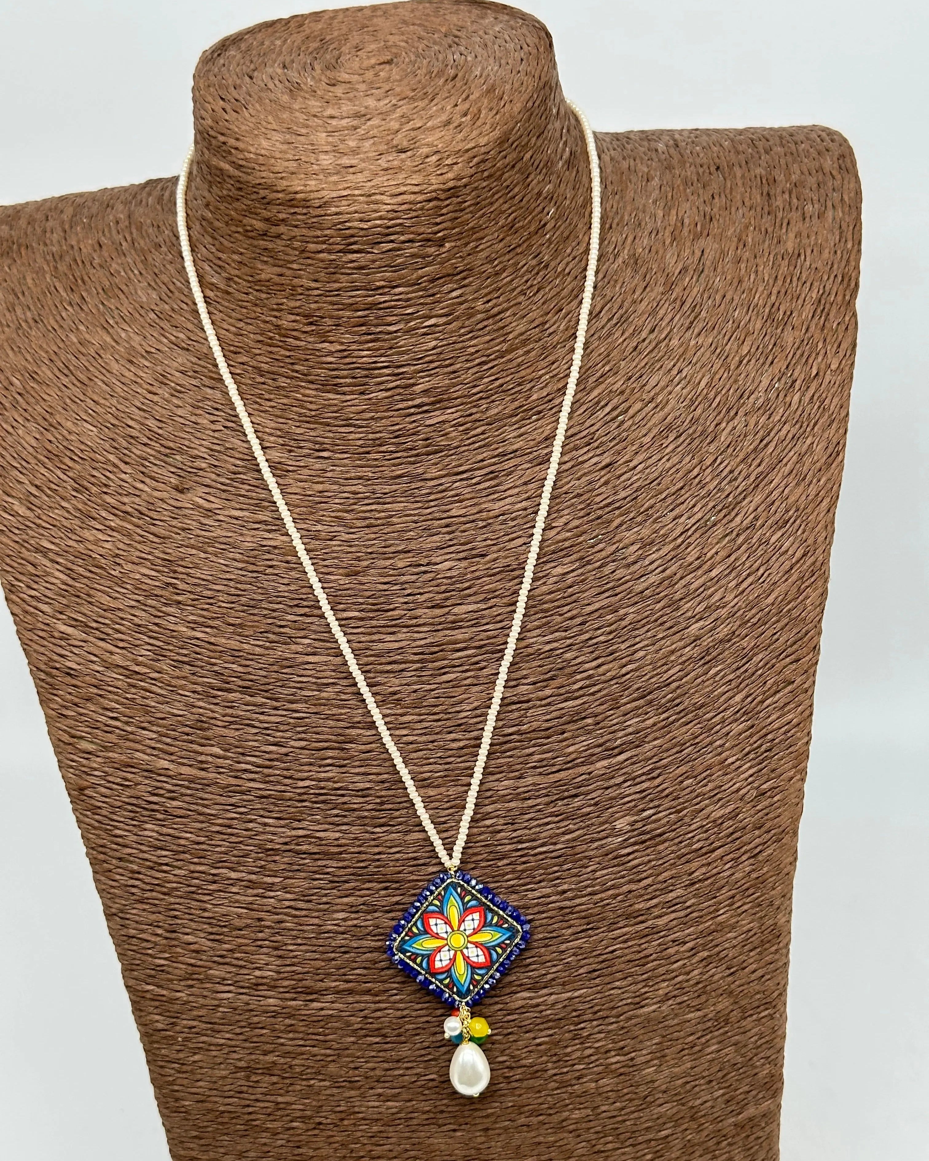 Collana Piastrella Ceramica Caltagirone Cornice Blu, catena perline bianche DD CERAMICHE SICILIANE