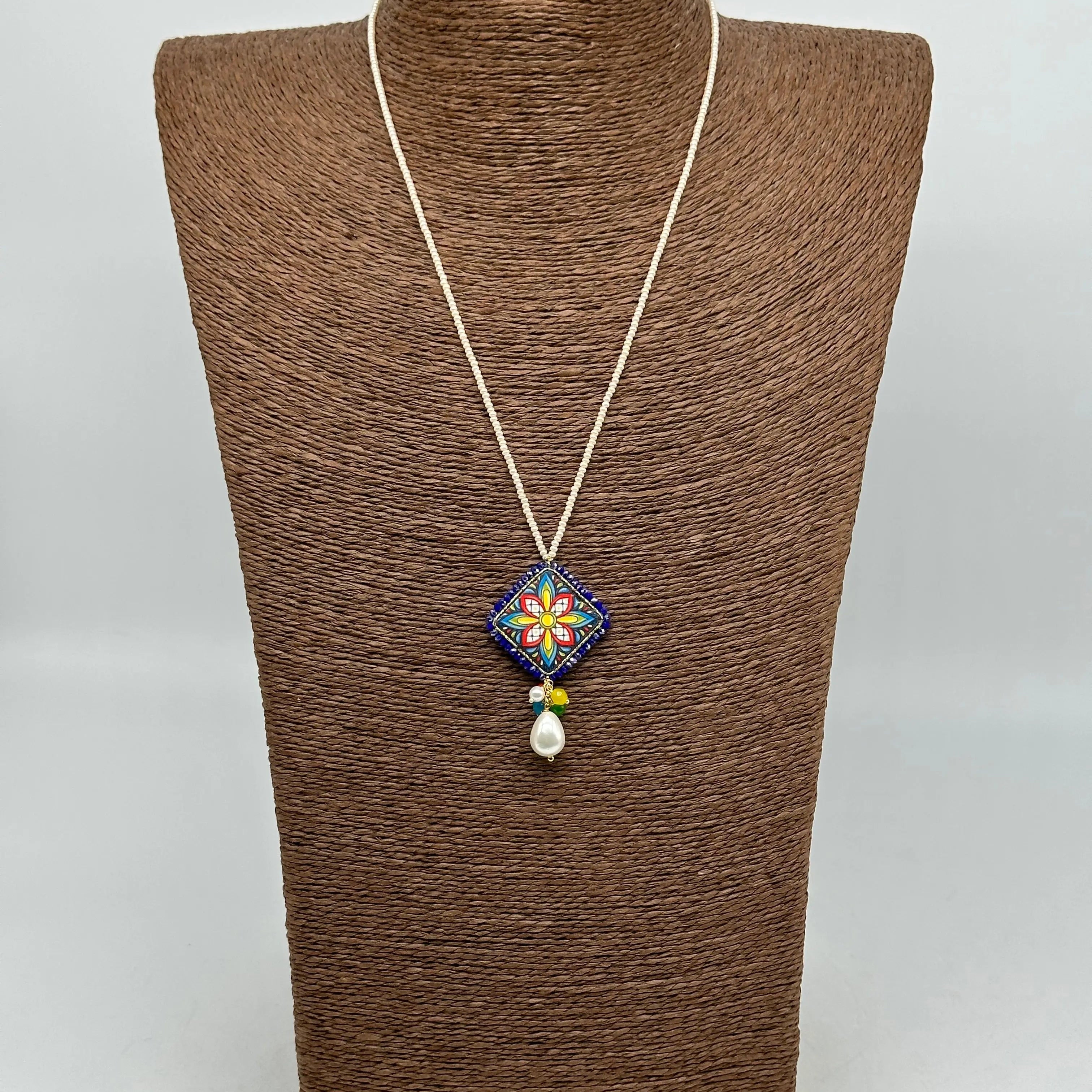 Collana Piastrella Ceramica Caltagirone Cornice Blu, catena perline bianche DD CERAMICHE SICILIANE