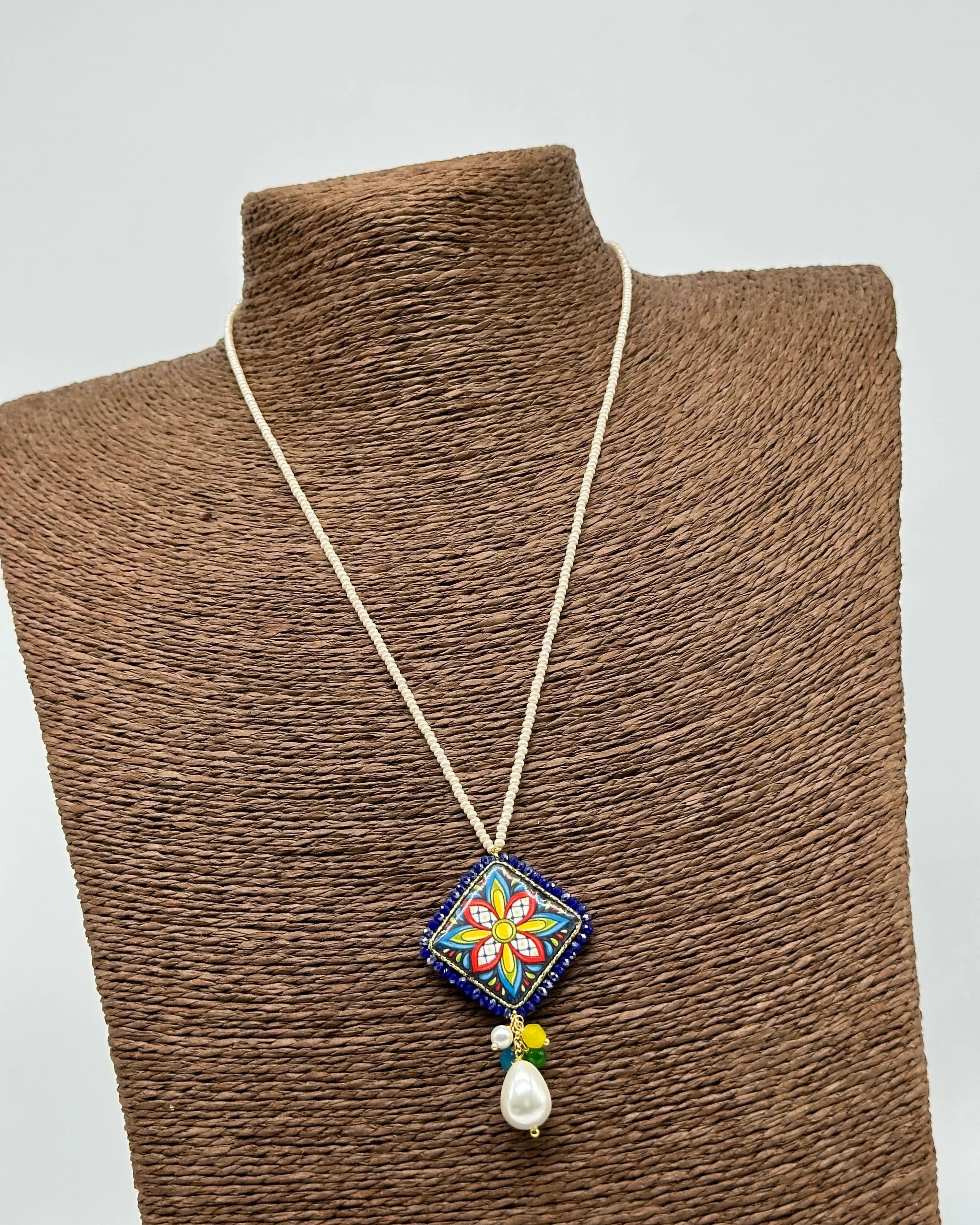 Collana Piastrella Ceramica Caltagirone Cornice Blu, catena perline bianche DD CERAMICHE SICILIANE