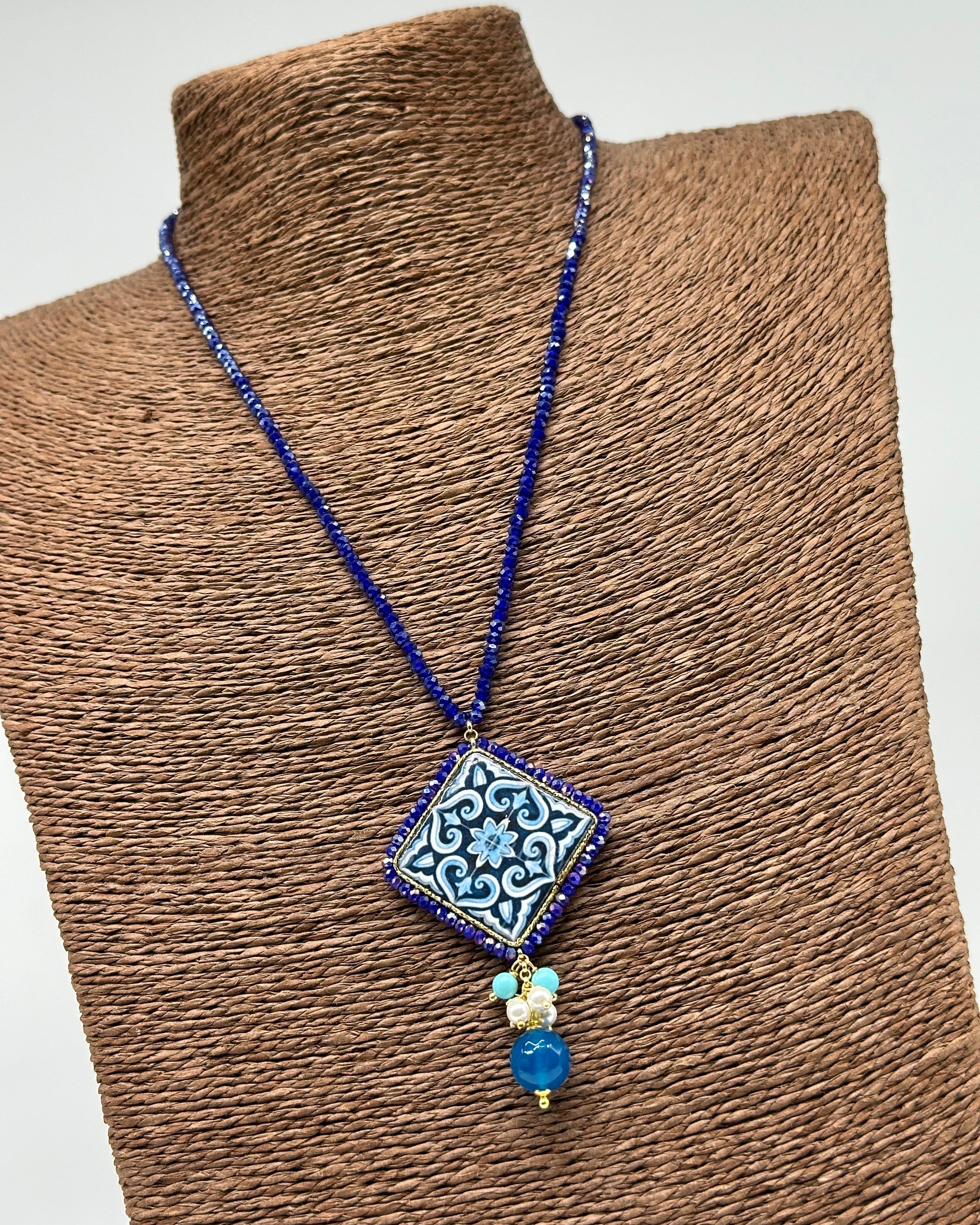 Collana Piastrella Ceramica Caltagirone Decoro Barocco Blu catena perline blu V.1 - BIJOUX