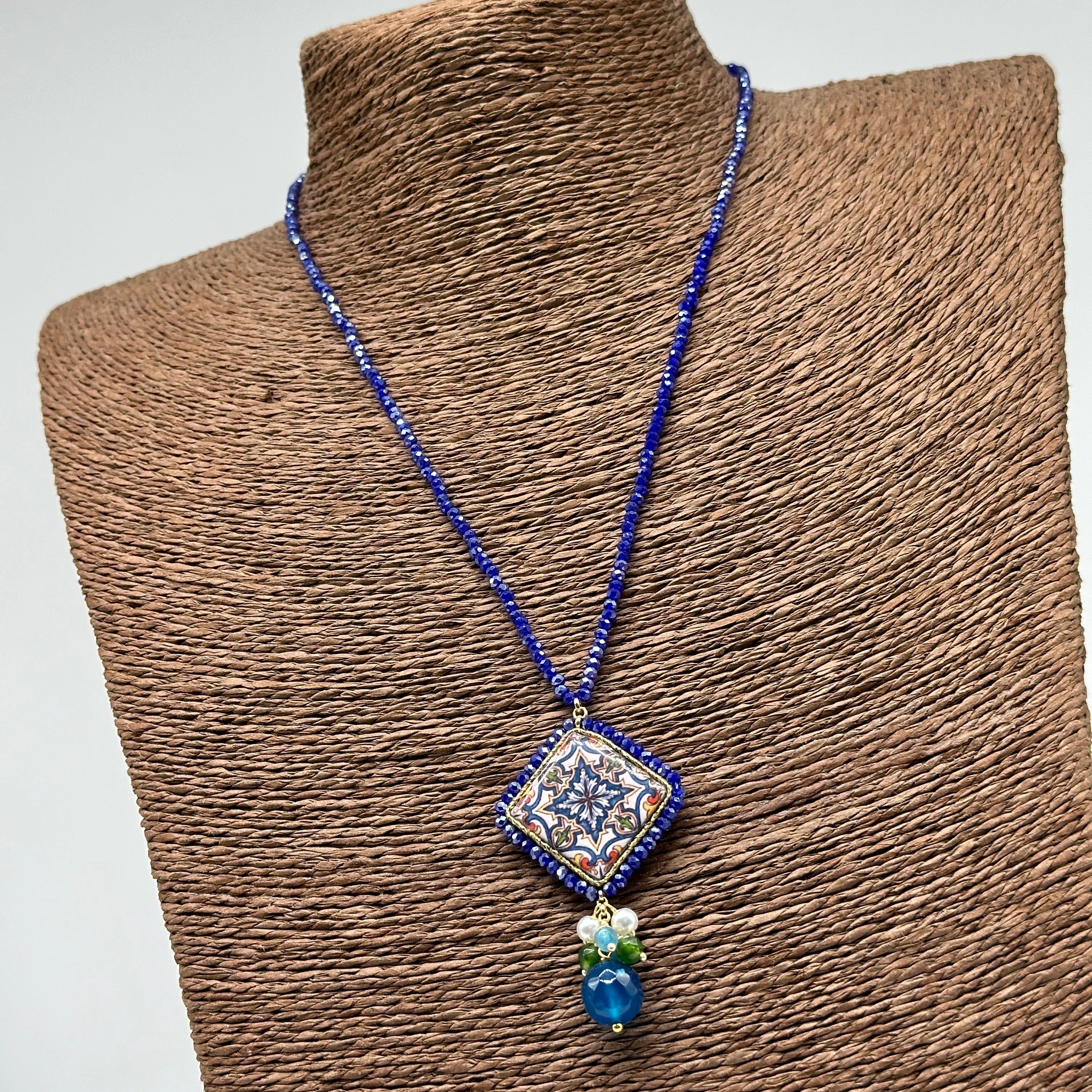Collana Piastrella Ceramica Caltagirone Decoro Barocco Blu catena perline blu V.2 - COLLANA