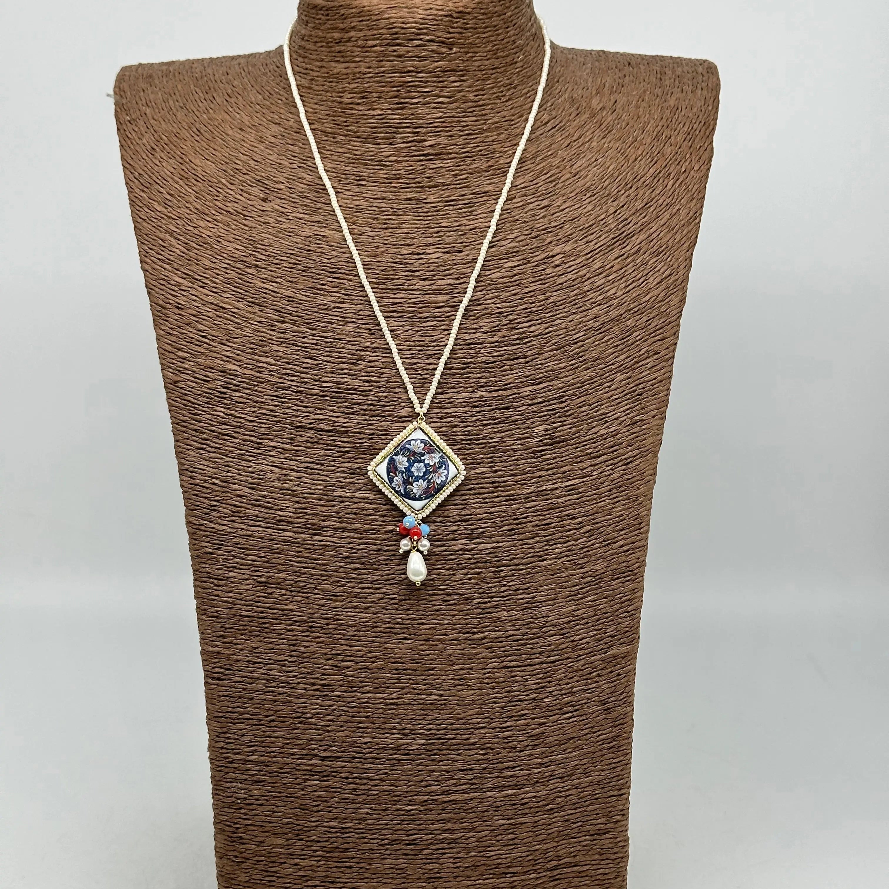 Collana Piastrella Ceramica Caltagirone Decoro Barocco Blu, cornice e catena perline bianche DD CERAMICHE SICILIANE