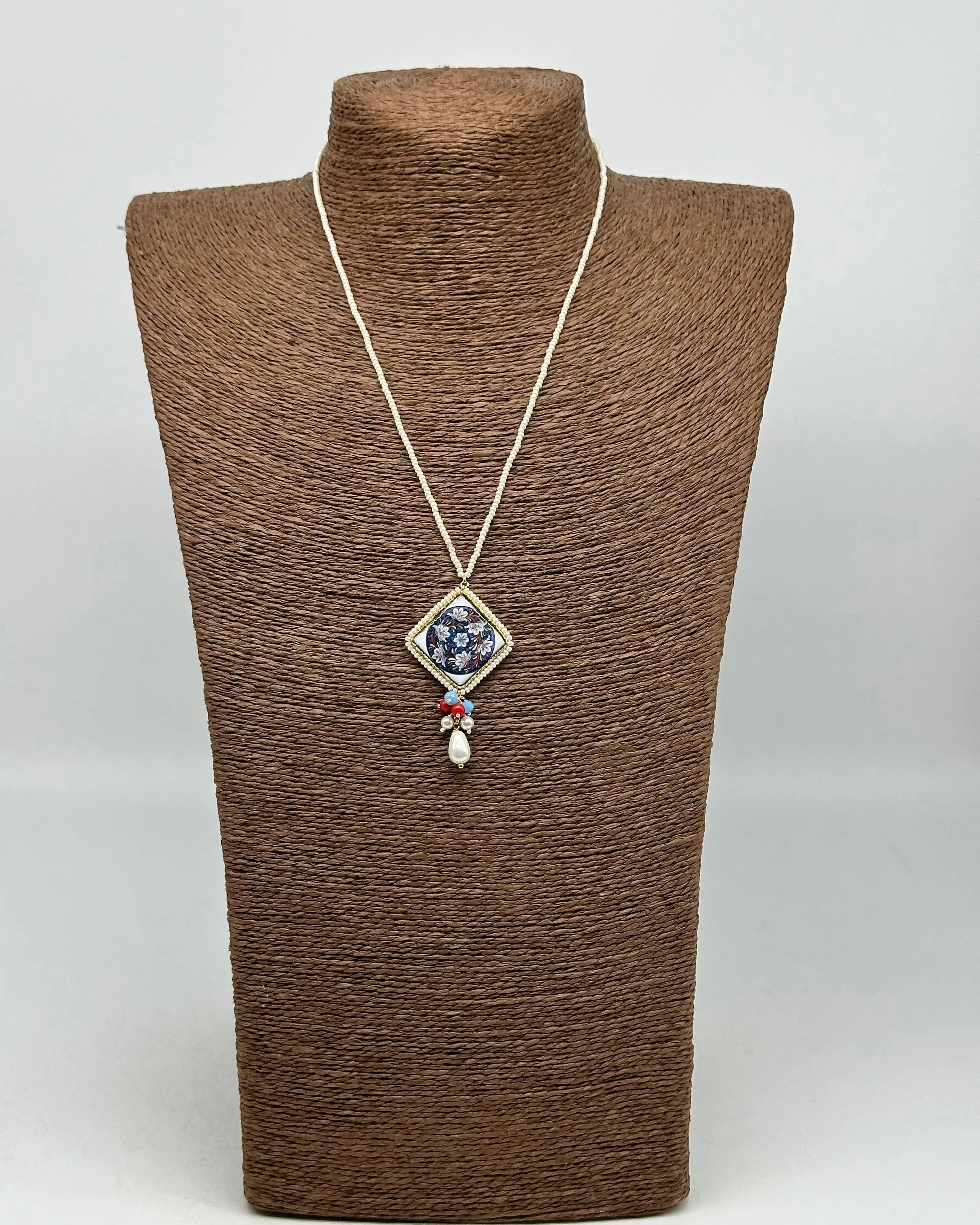 Collana Piastrella Ceramica Caltagirone Decoro Barocco Blu, cornice e catena perline bianche DD CERAMICHE SICILIANE