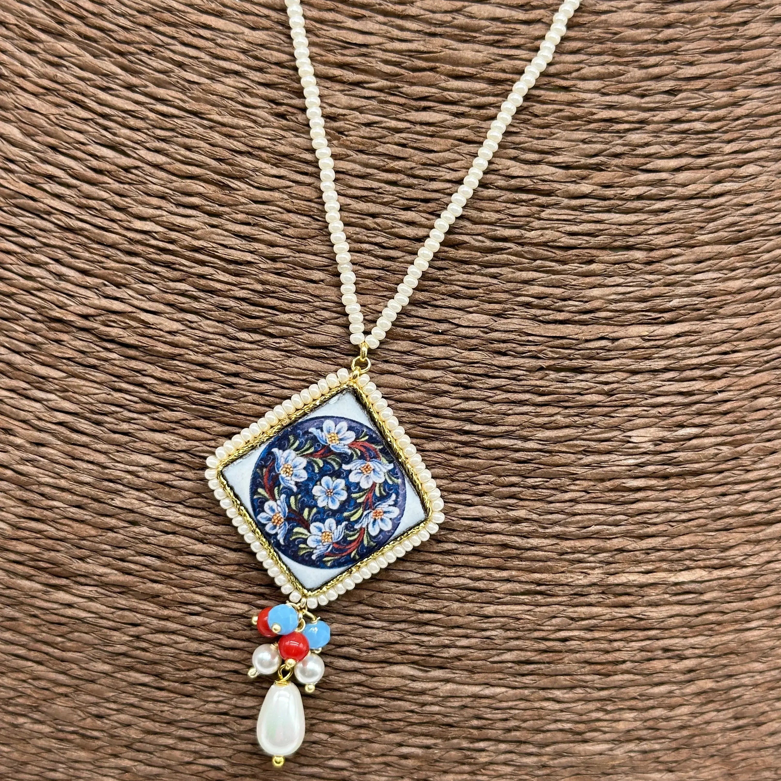 Collana Piastrella Ceramica Caltagirone Decoro Barocco Blu, cornice e catena perline bianche DD CERAMICHE SICILIANE