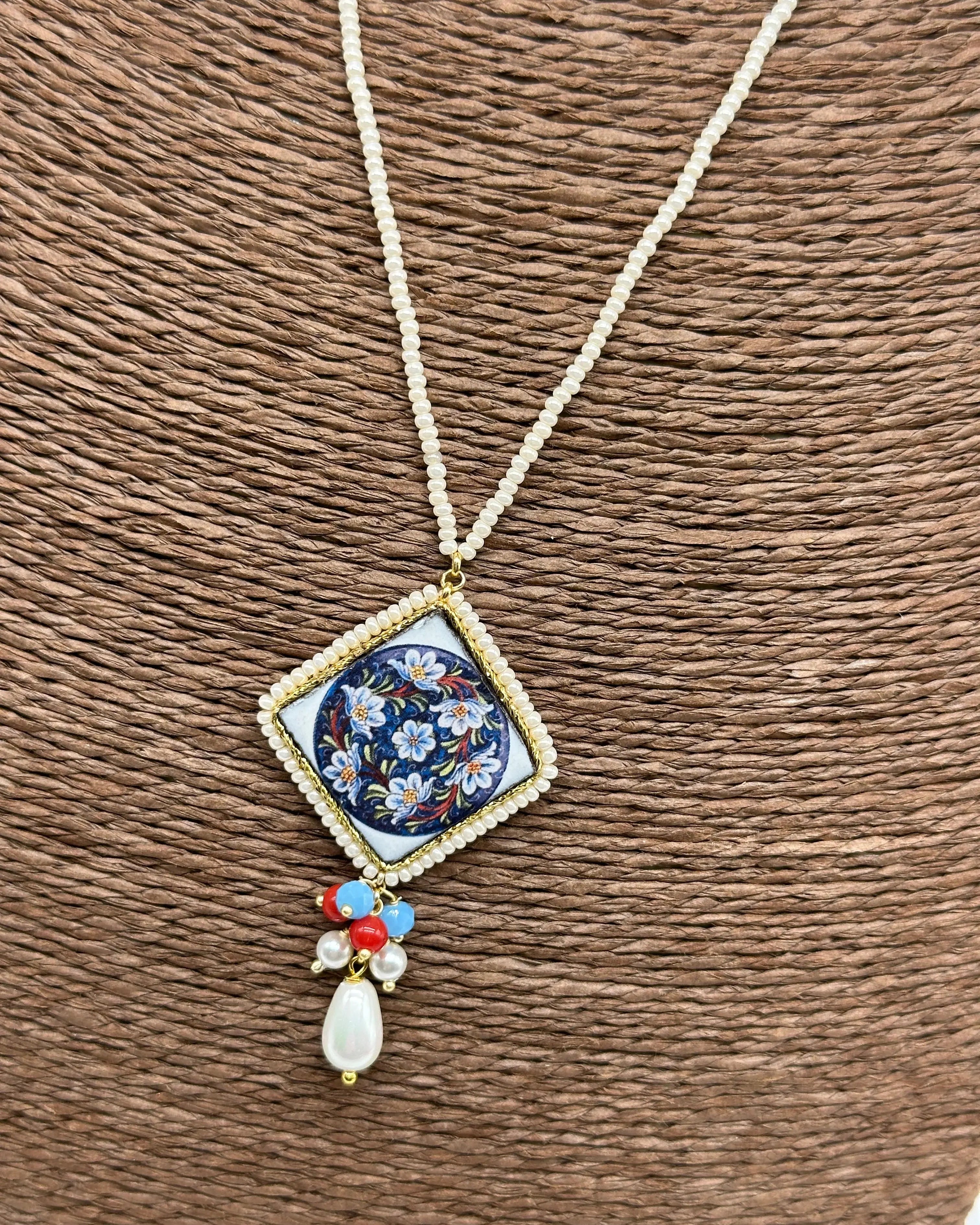 Collana Piastrella Ceramica Caltagirone Decoro Barocco Blu, cornice e catena perline bianche DD CERAMICHE SICILIANE
