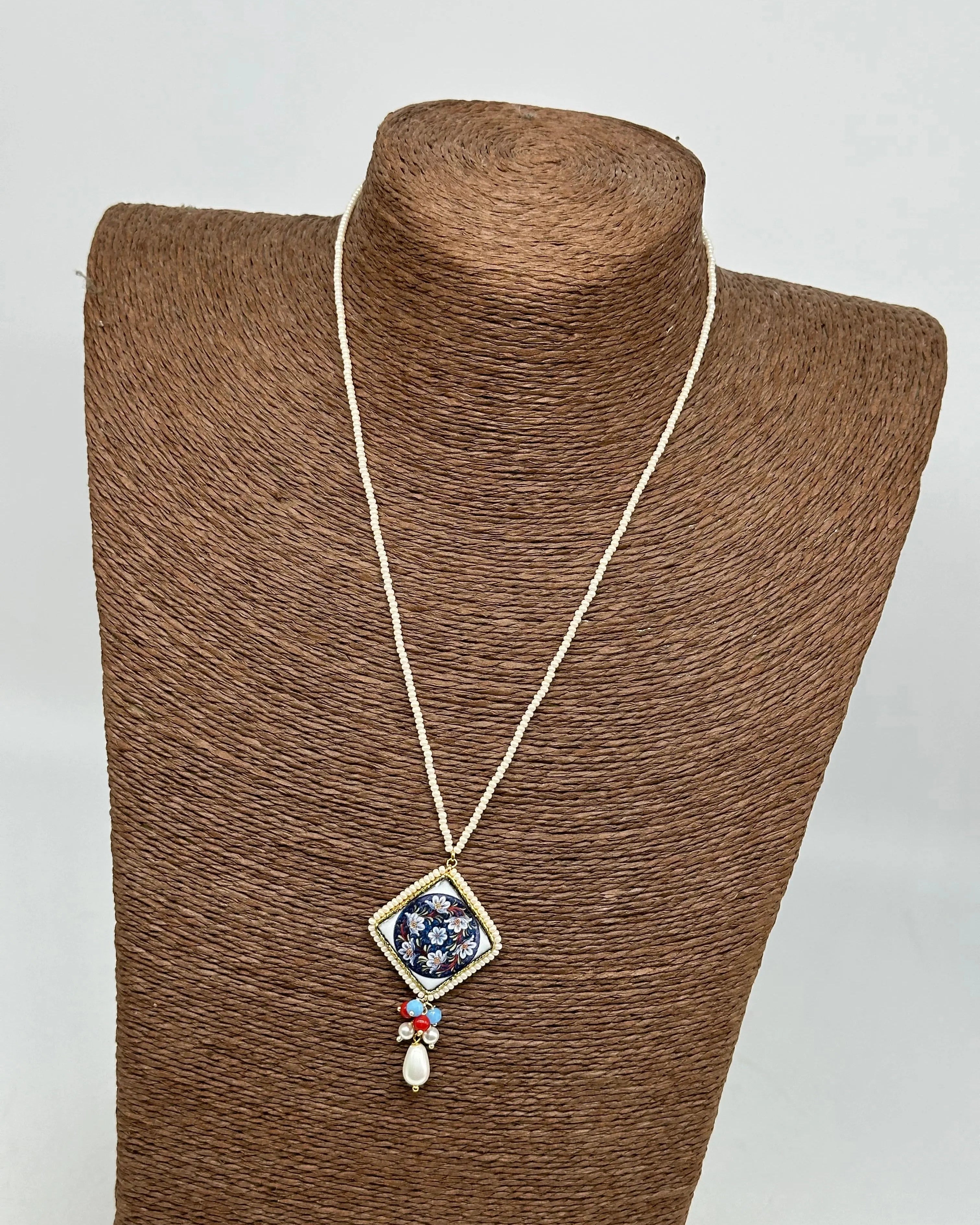 Collana Piastrella Ceramica Caltagirone Decoro Barocco Blu, cornice e catena perline bianche DD CERAMICHE SICILIANE