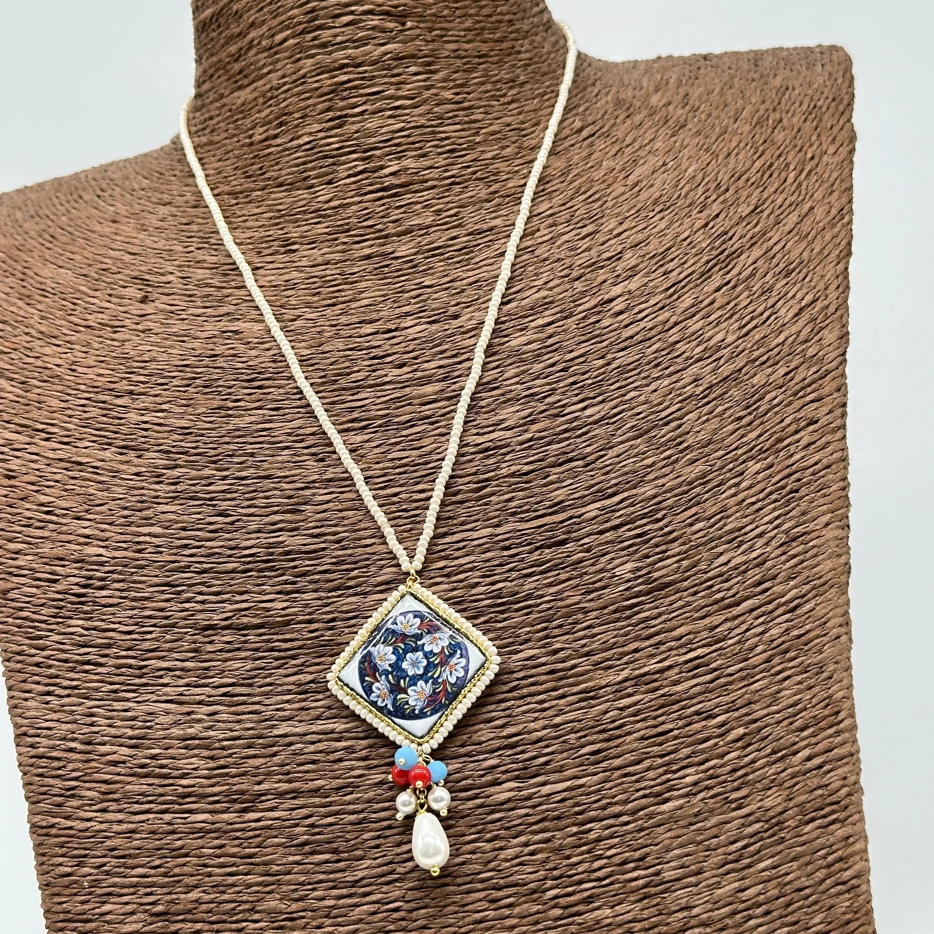 Collana Piastrella Ceramica Caltagirone Decoro Barocco Blu, cornice e catena perline bianche DD CERAMICHE SICILIANE