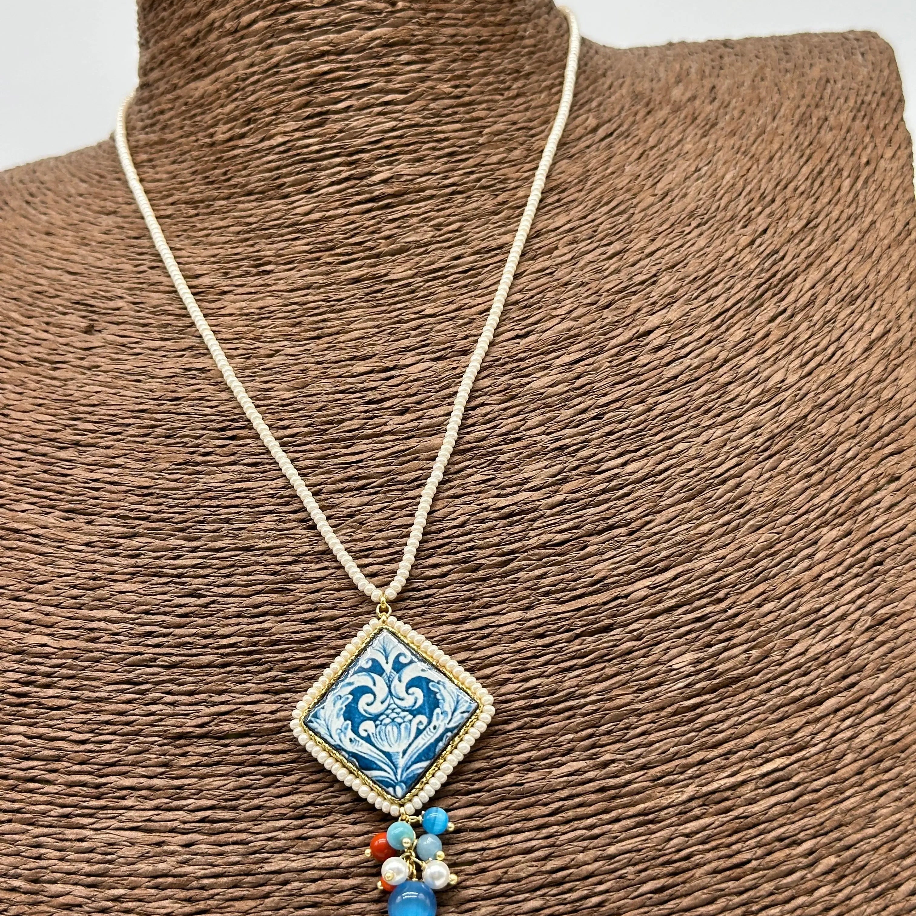 Collana Piastrella Ceramica Caltagirone Decoro Barocco Blu V.2, cornice e catena perline bianche DD CERAMICHE SICILIANE