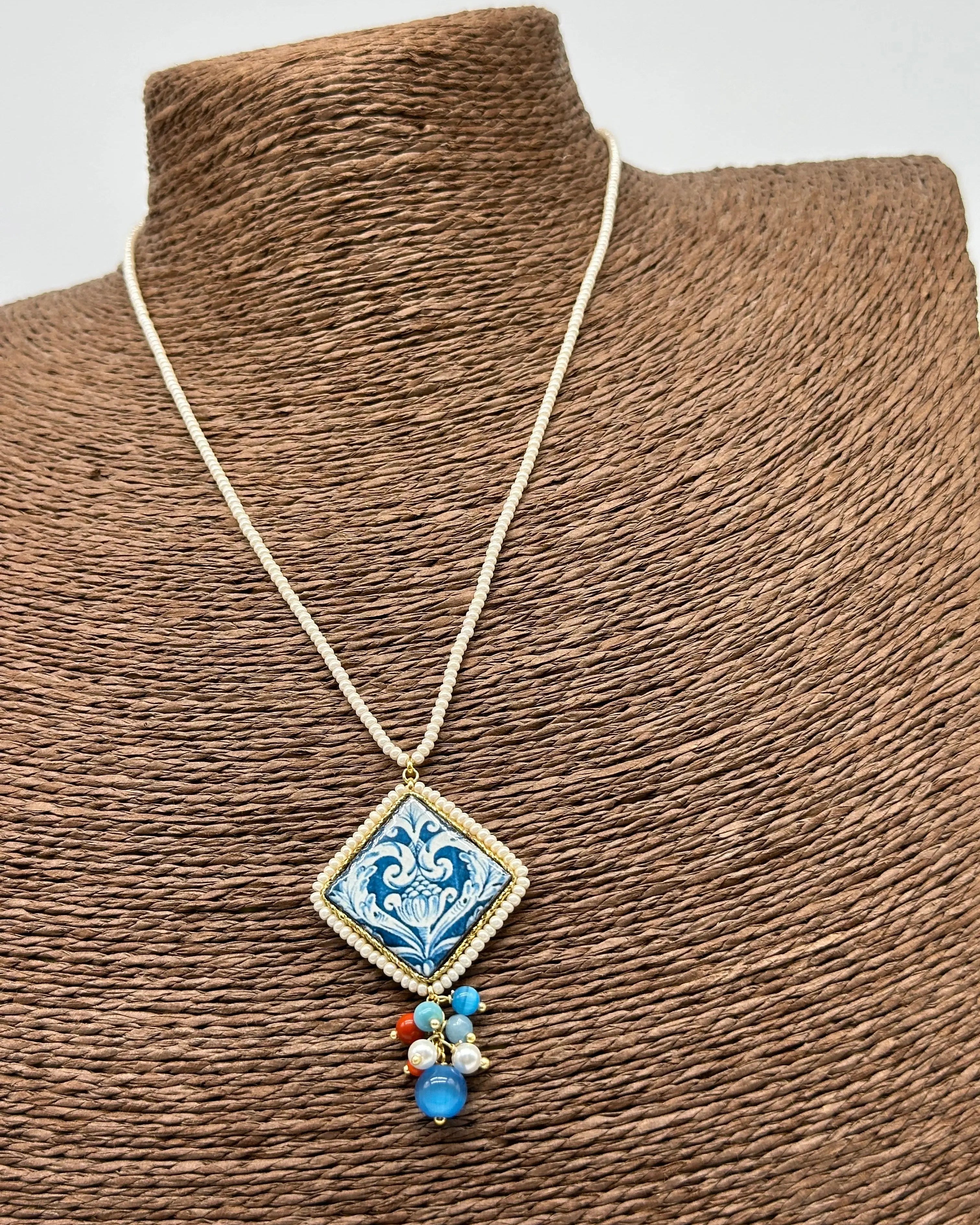 Collana Piastrella Ceramica Caltagirone Decoro Barocco Blu V.2, cornice e catena perline bianche DD CERAMICHE SICILIANE