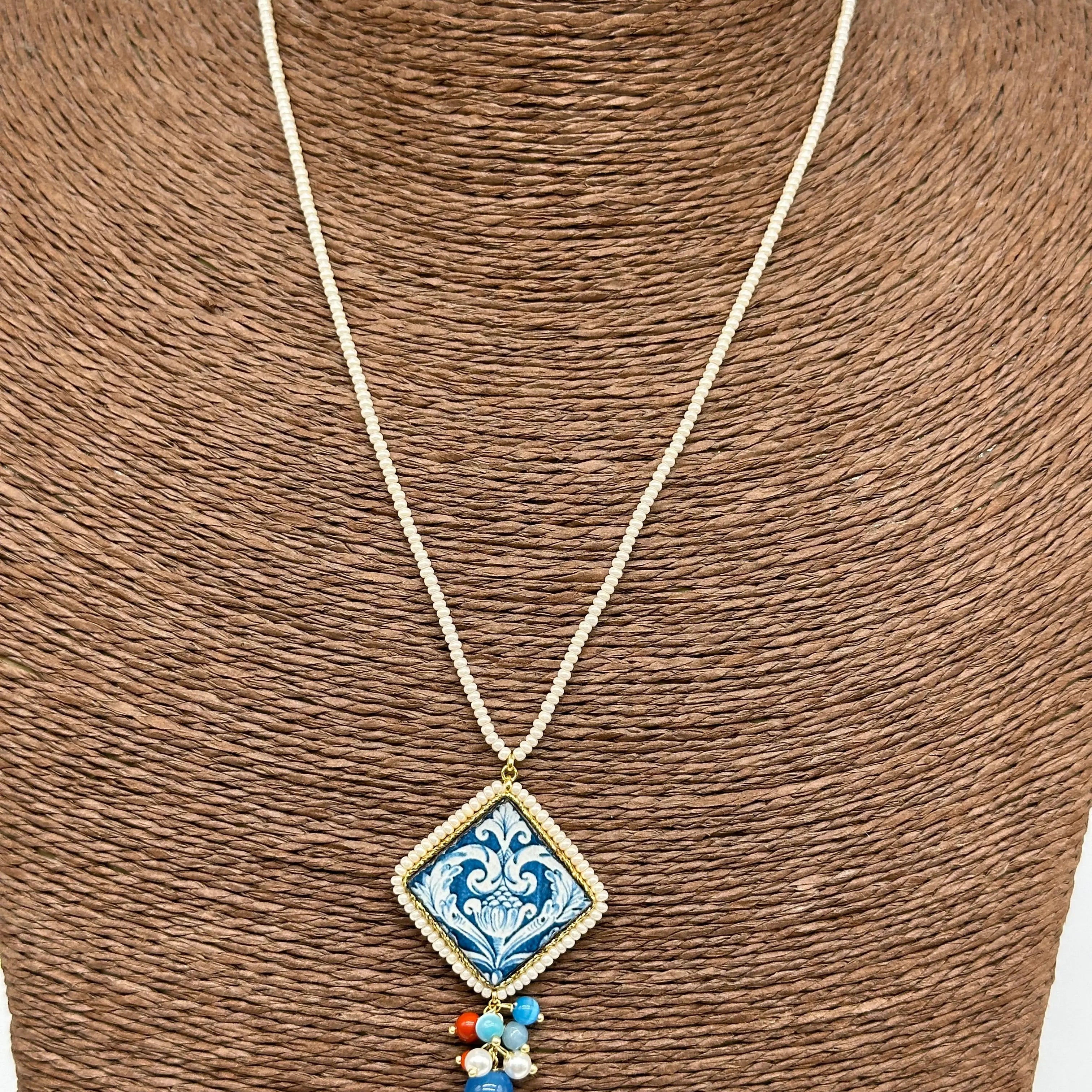 Collana Piastrella Ceramica Caltagirone Decoro Barocco Blu V.2, cornice e catena perline bianche DD CERAMICHE SICILIANE