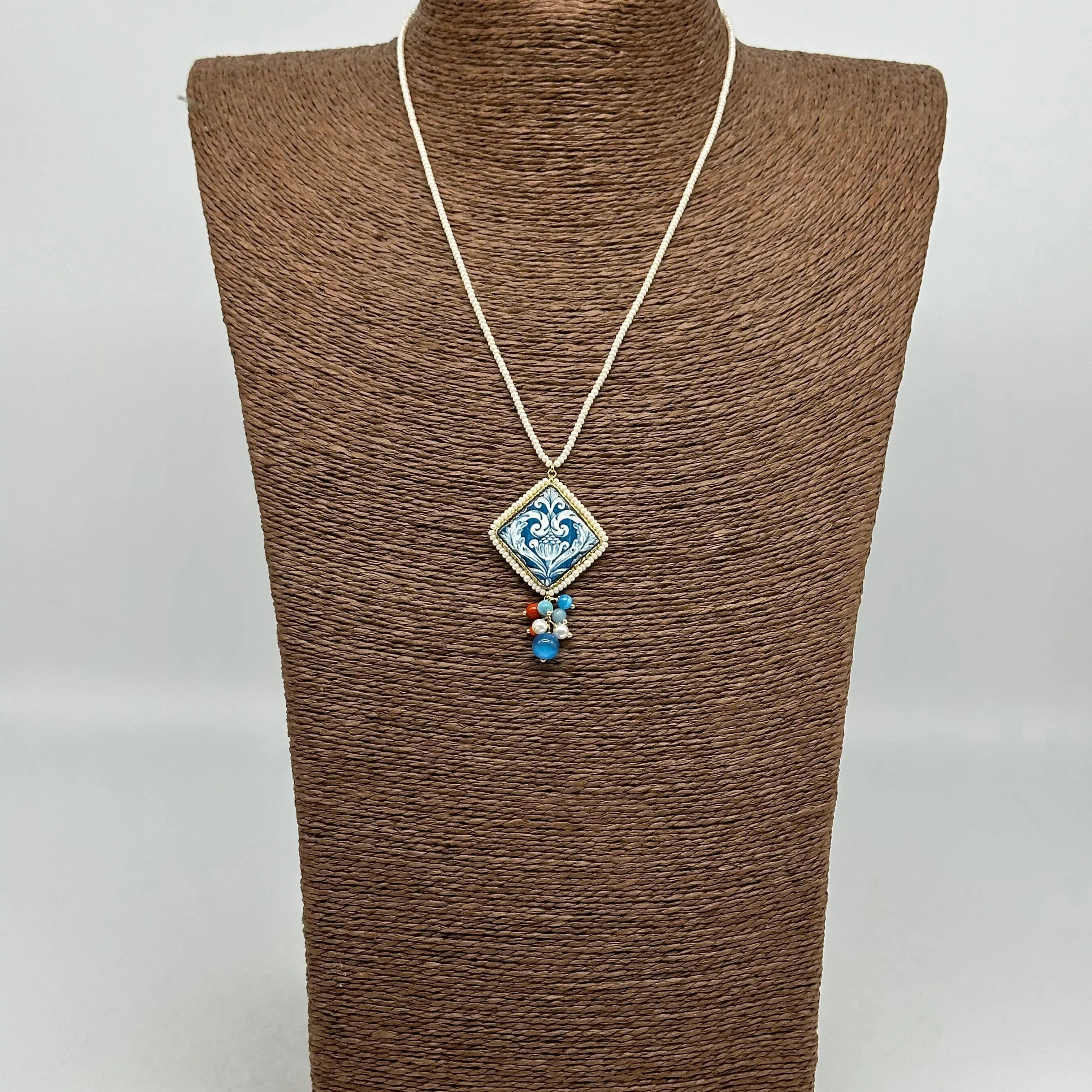 Collana Piastrella Ceramica Caltagirone Decoro Barocco Blu V.2, cornice e catena perline bianche DD CERAMICHE SICILIANE