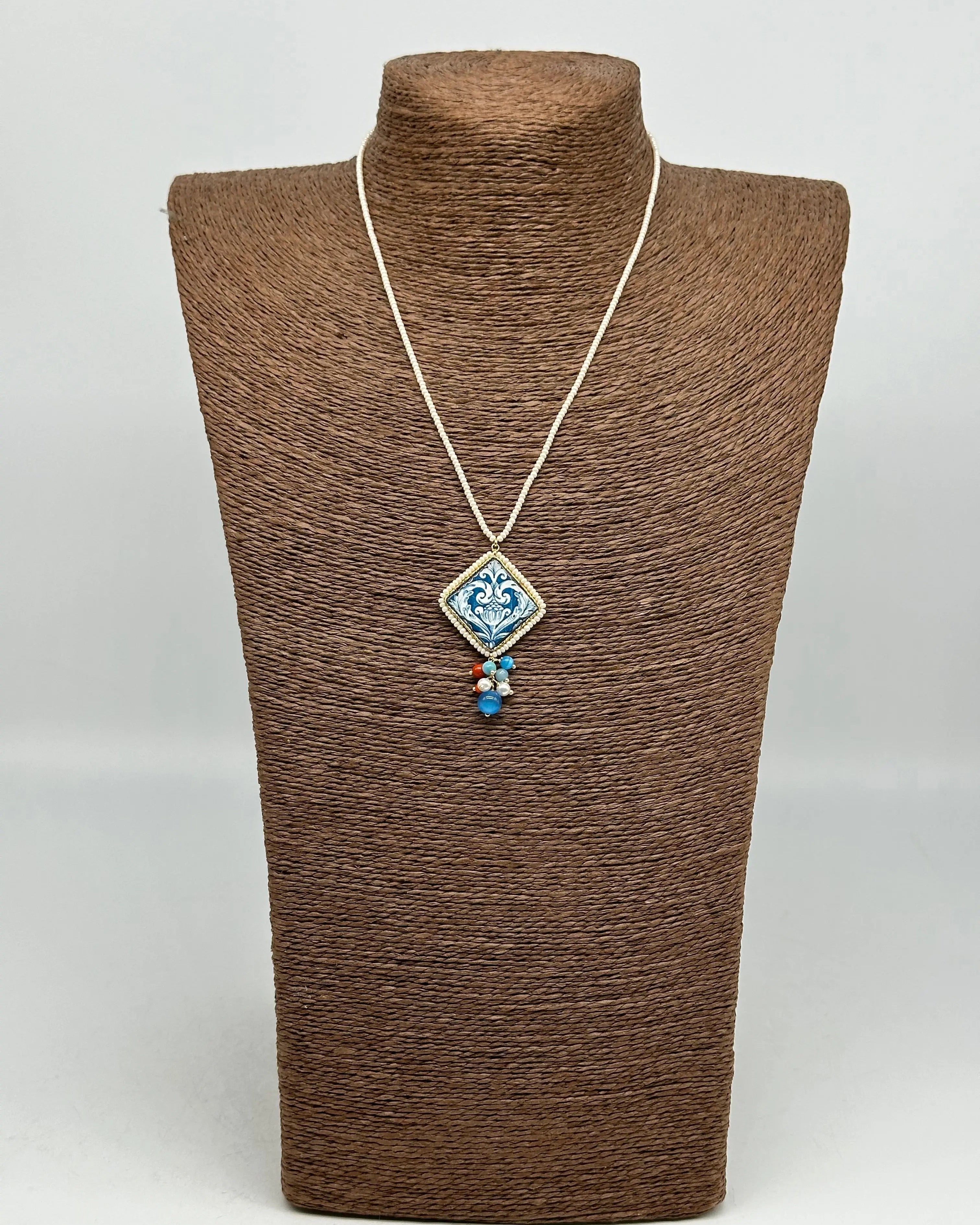 Collana Piastrella Ceramica Caltagirone Decoro Barocco Blu V.2, cornice e catena perline bianche DD CERAMICHE SICILIANE