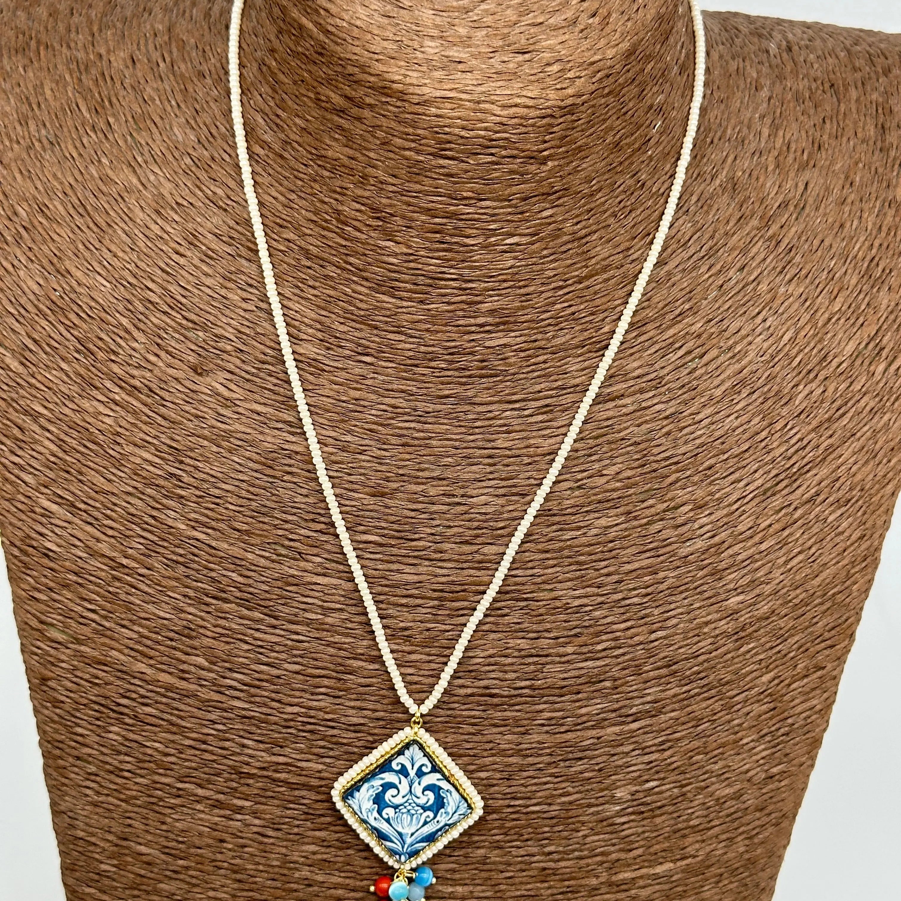 Collana Piastrella Ceramica Caltagirone Decoro Barocco Blu V.2, cornice e catena perline bianche DD CERAMICHE SICILIANE
