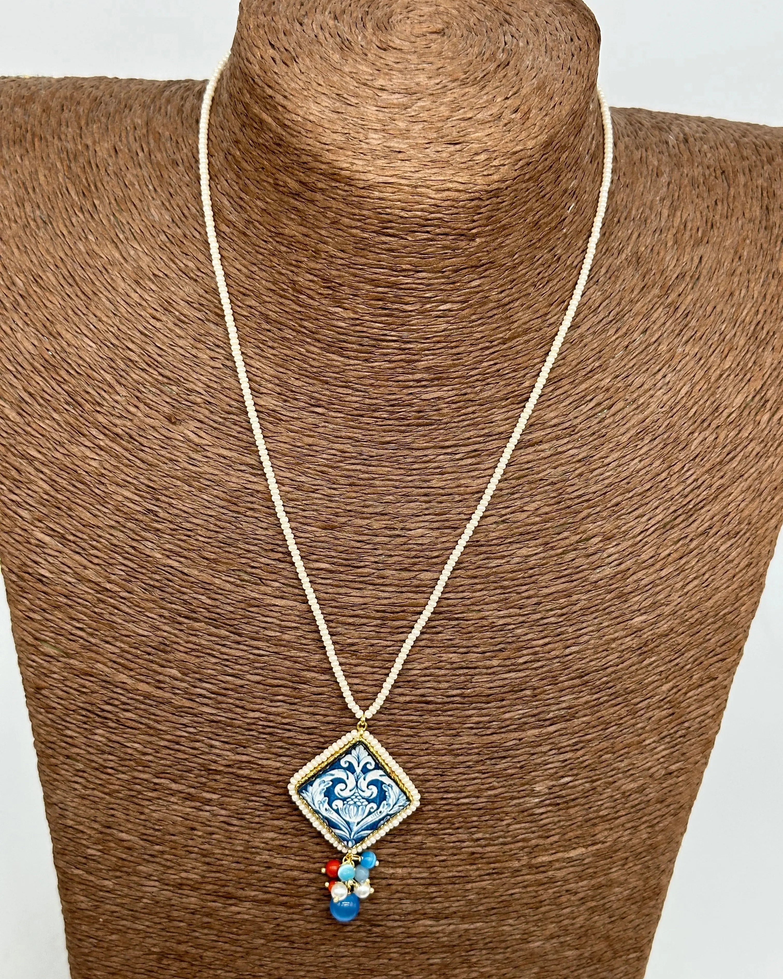 Collana Piastrella Ceramica Caltagirone Decoro Barocco Blu V.2, cornice e catena perline bianche DD CERAMICHE SICILIANE
