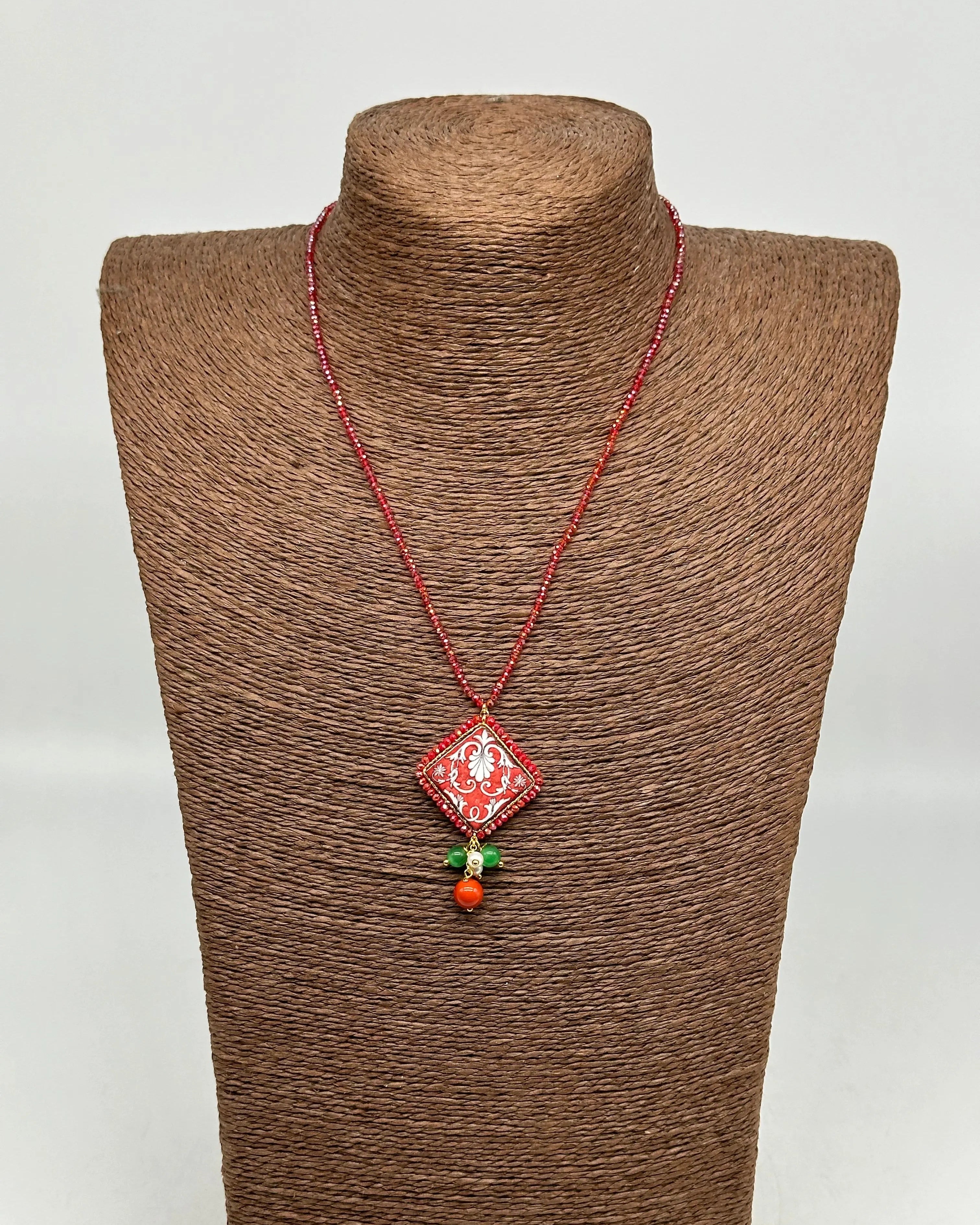 Collana Piastrella Ceramica Caltagirone Decoro Barocco, catena perline rosse V.1 DD CERAMICHE SICILIANE