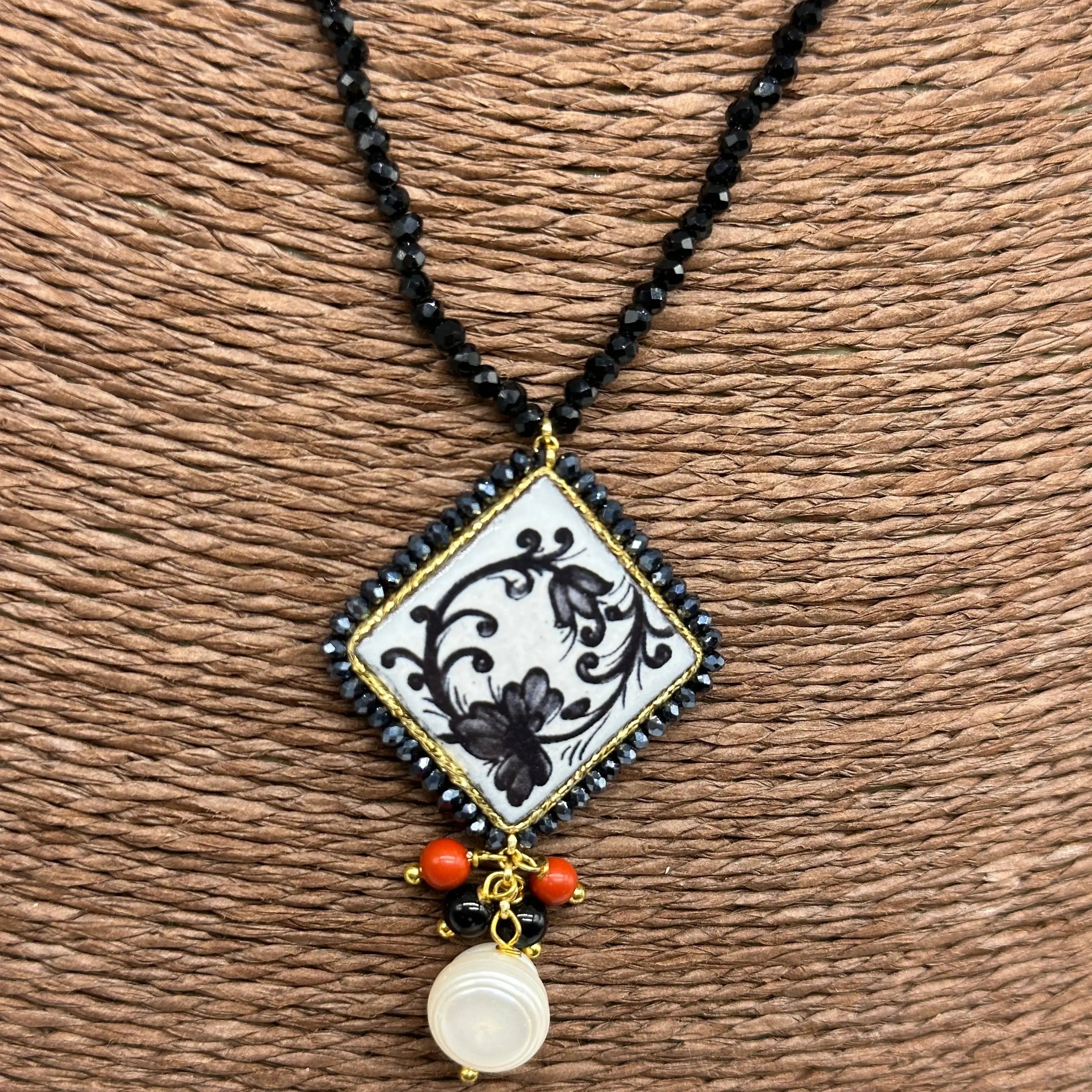 Collana Piastrella Ceramica Caltagirone Decoro Barocco, catena perline nere DD CERAMICHE SICILIANE