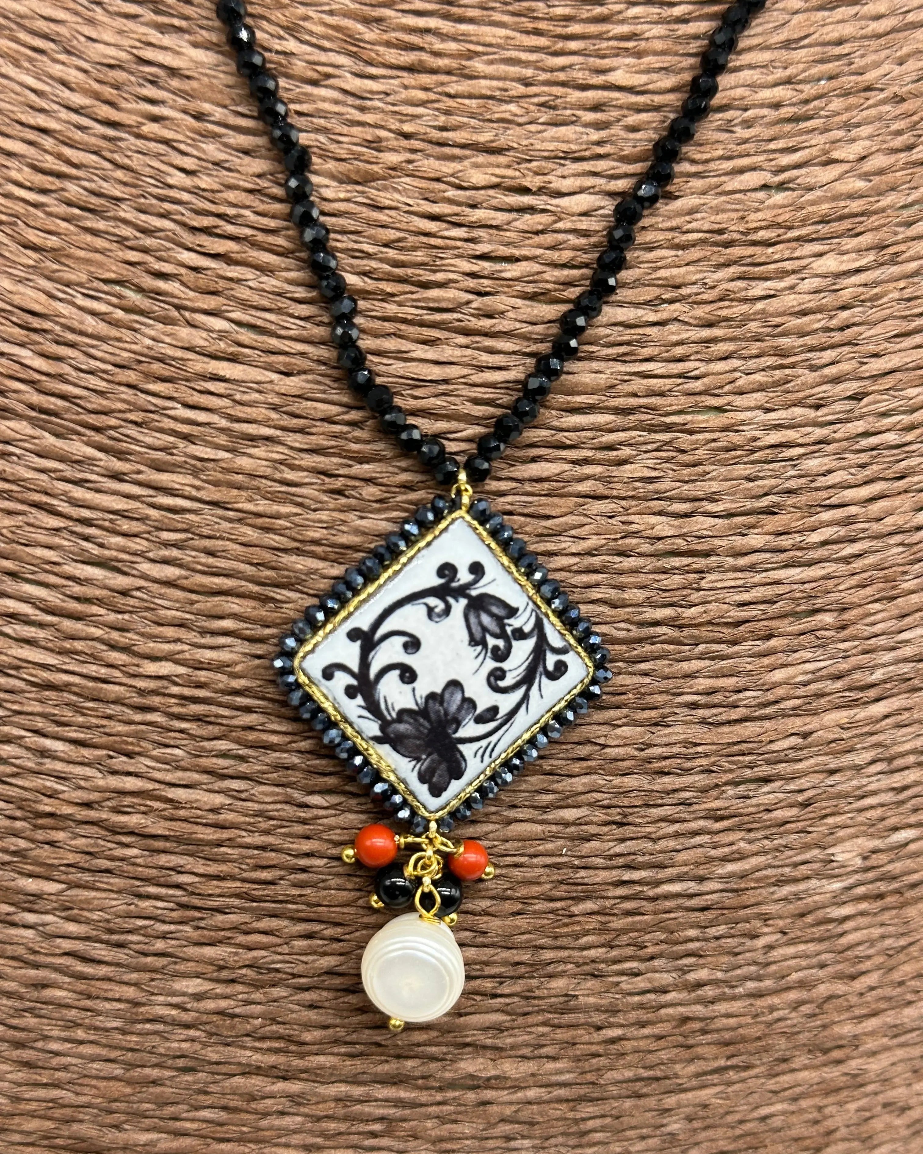 Collana Piastrella Ceramica Caltagirone Decoro Barocco, catena perline nere DD CERAMICHE SICILIANE