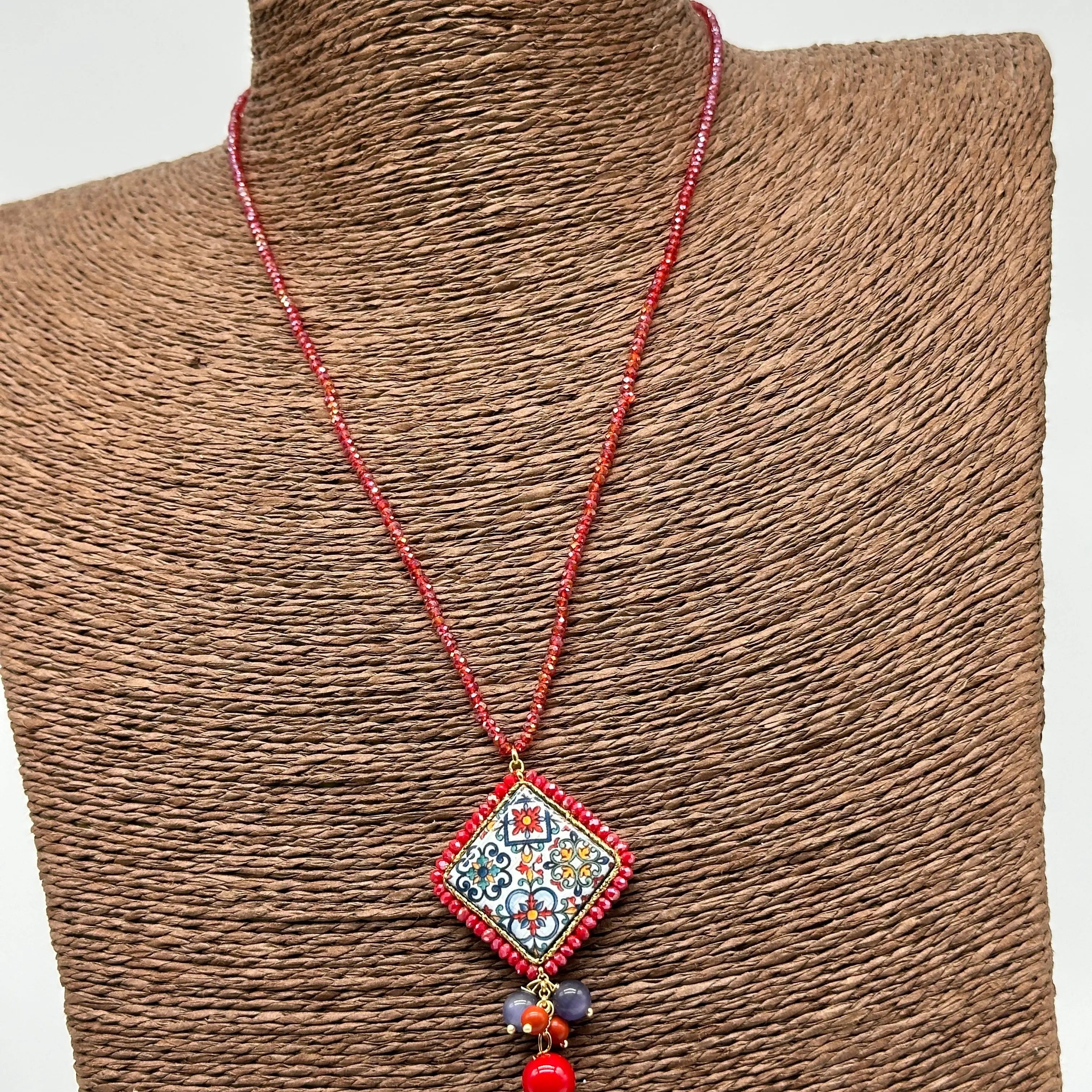 Collana Piastrella Ceramica Caltagirone Decoro Barocco, catena perline rosse V.2 DD CERAMICHE SICILIANE