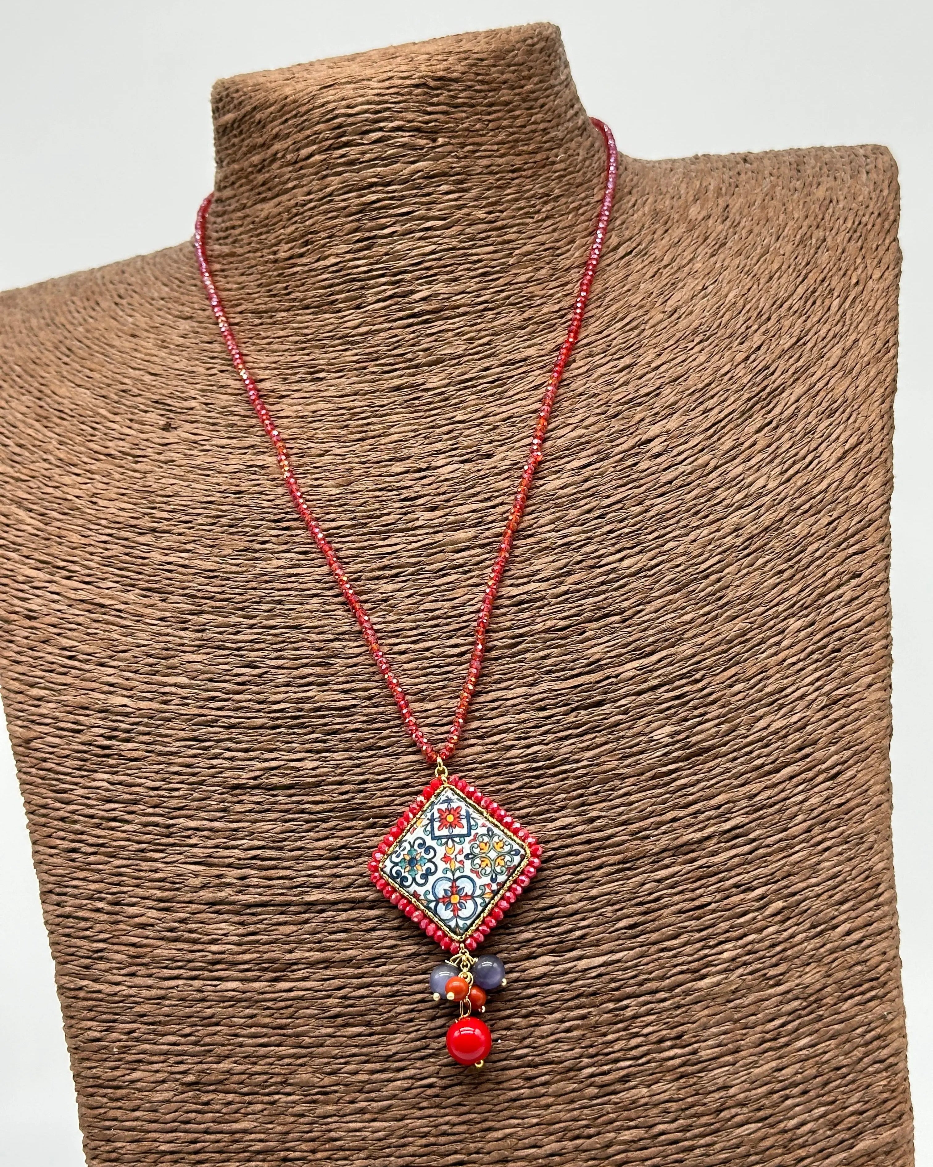 Collana Piastrella Ceramica Caltagirone Decoro Barocco, catena perline rosse V.2 DD CERAMICHE SICILIANE