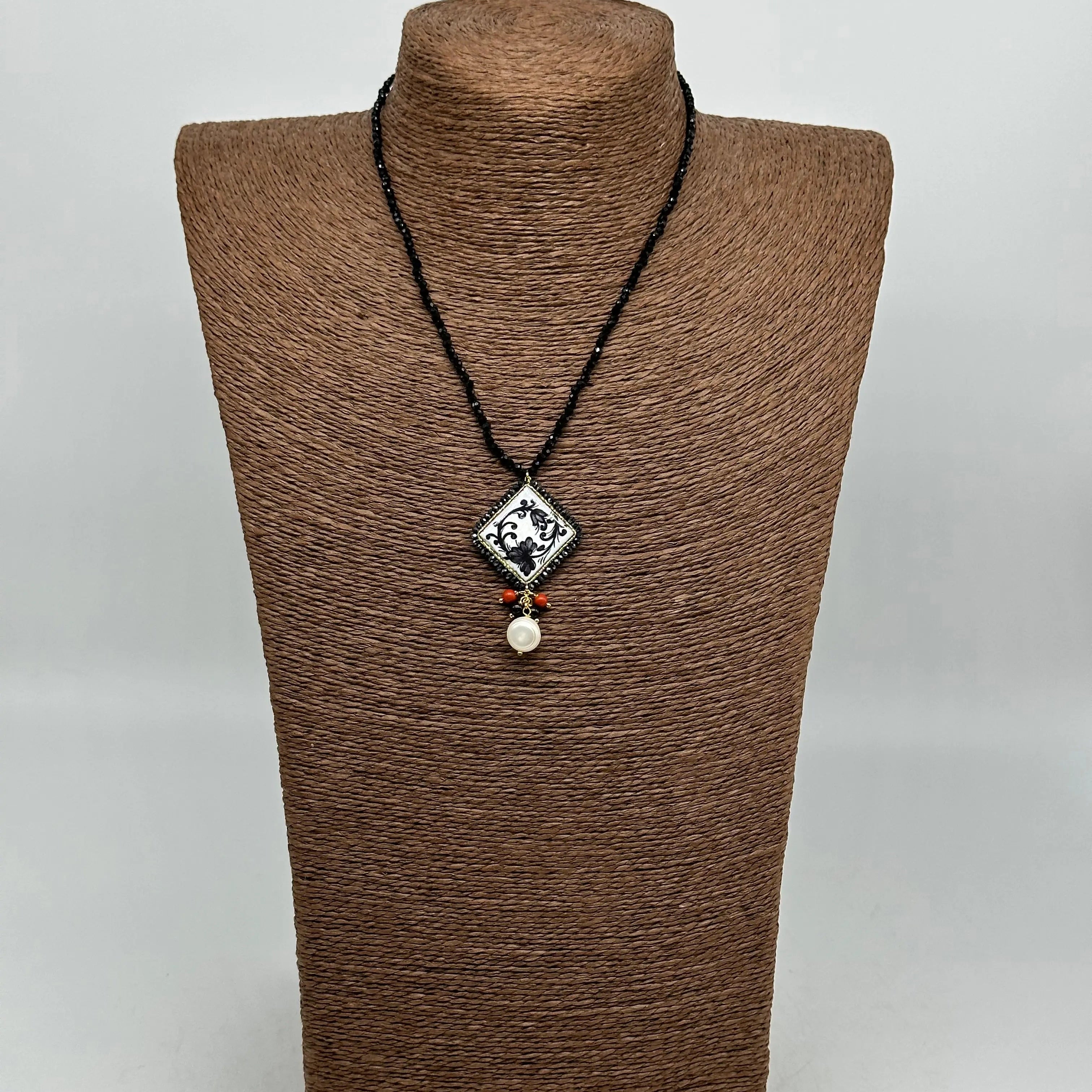 Collana Piastrella Ceramica Caltagirone Decoro Barocco, catena perline nere DD CERAMICHE SICILIANE