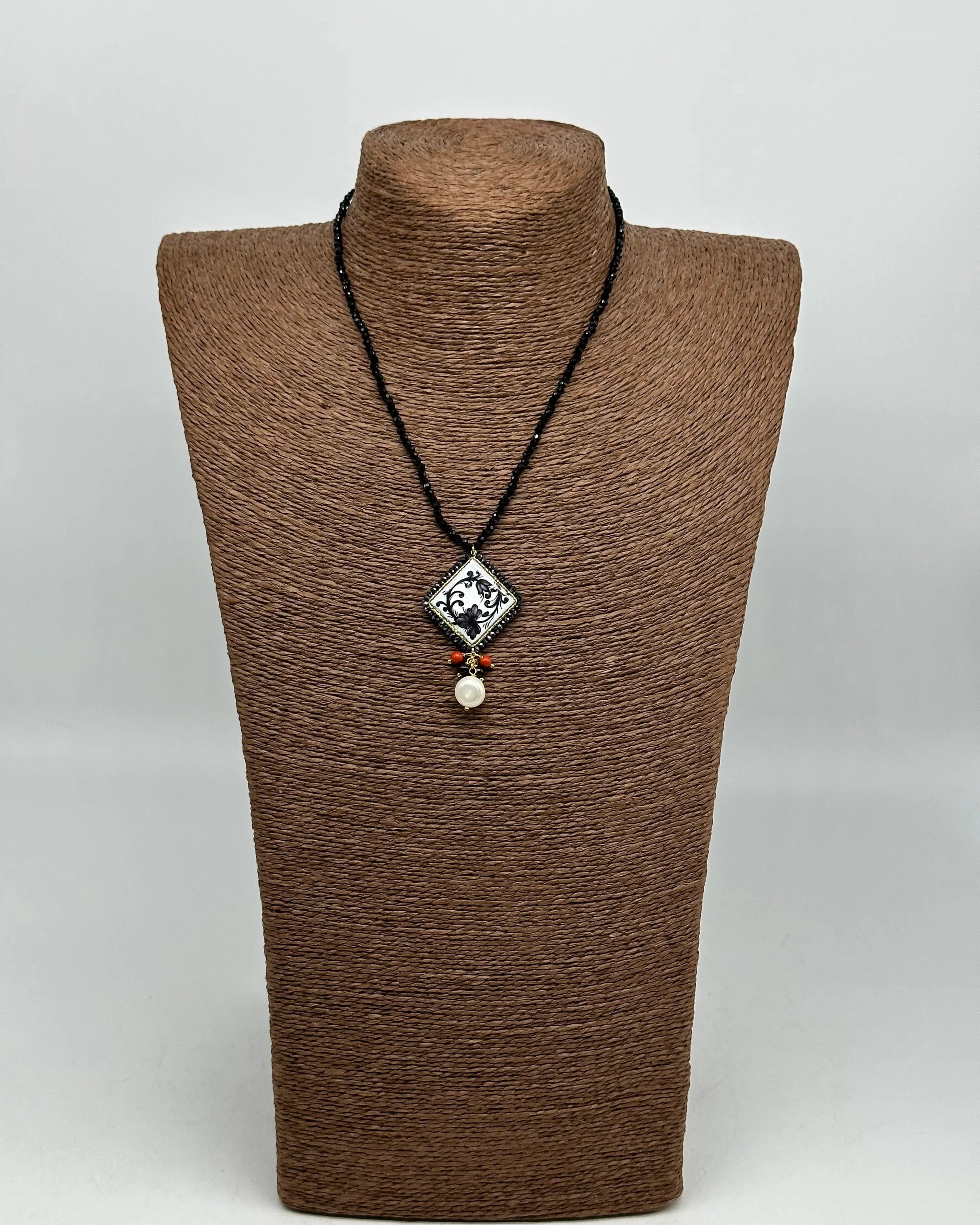 Collana Piastrella Ceramica Caltagirone Decoro Barocco, catena perline nere DD CERAMICHE SICILIANE
