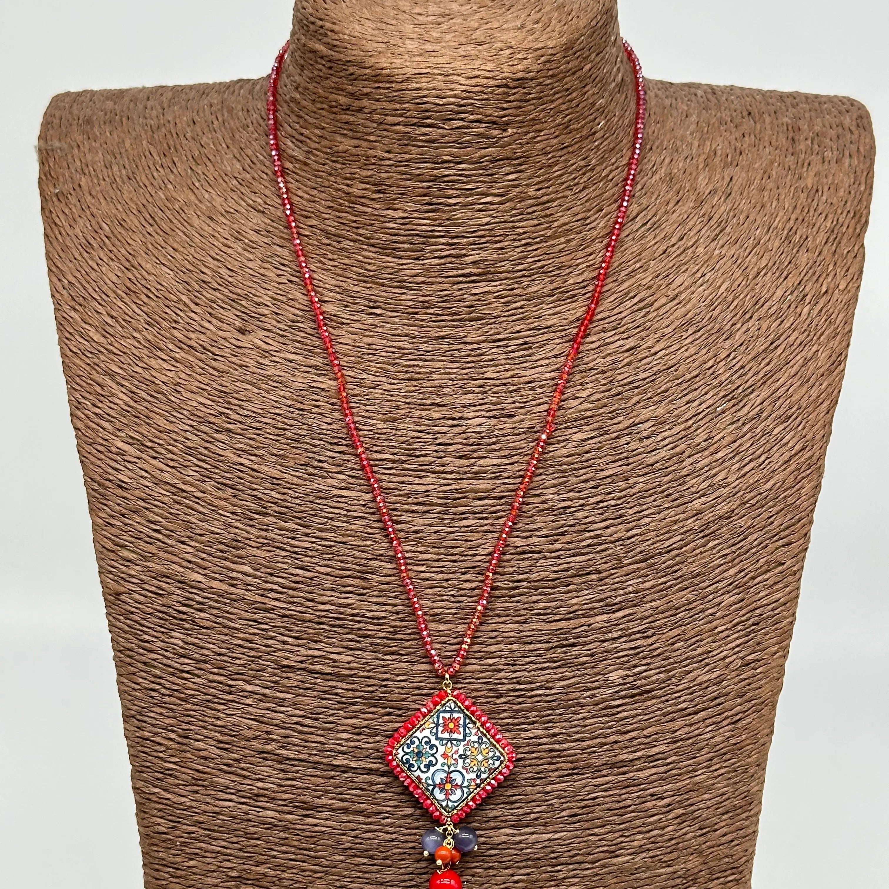Collana Piastrella Ceramica Caltagirone Decoro Barocco, catena perline rosse V.2 DD CERAMICHE SICILIANE
