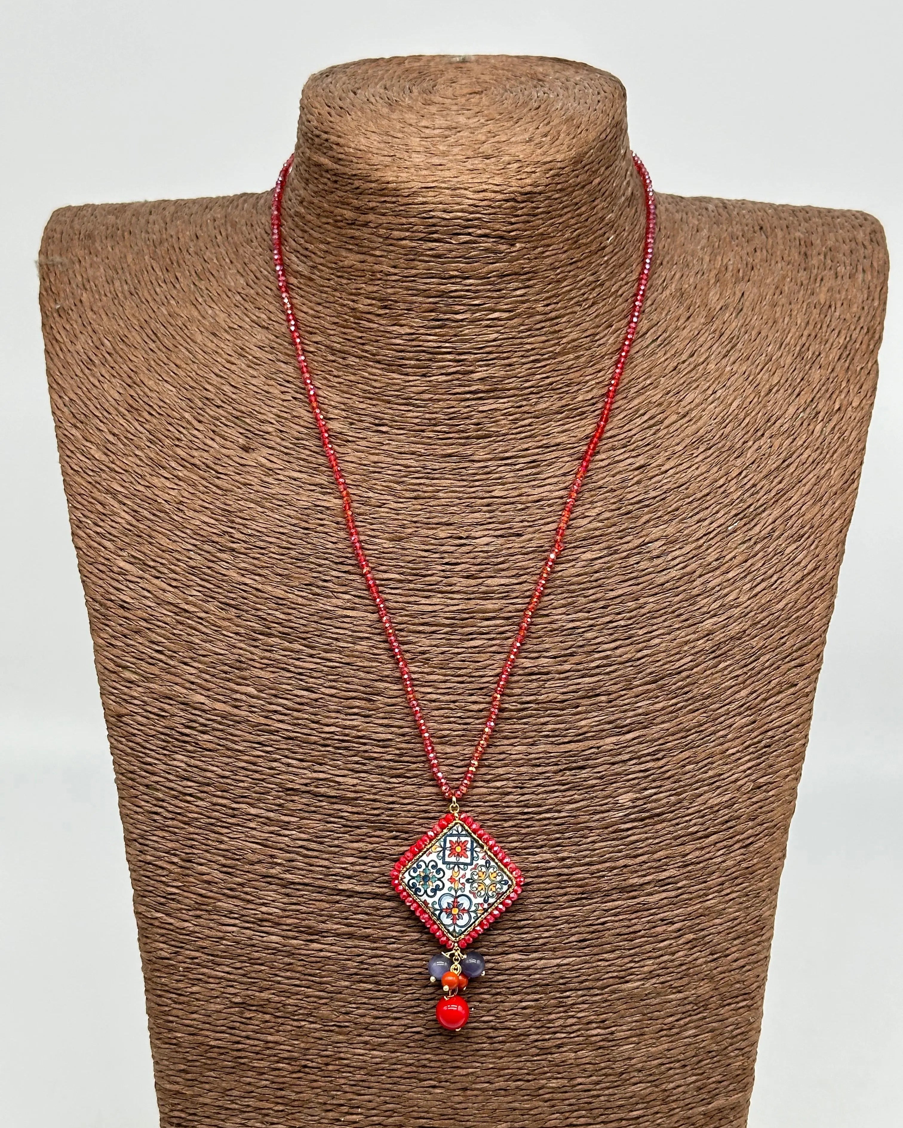 Collana Piastrella Ceramica Caltagirone Decoro Barocco, catena perline rosse V.2 DD CERAMICHE SICILIANE